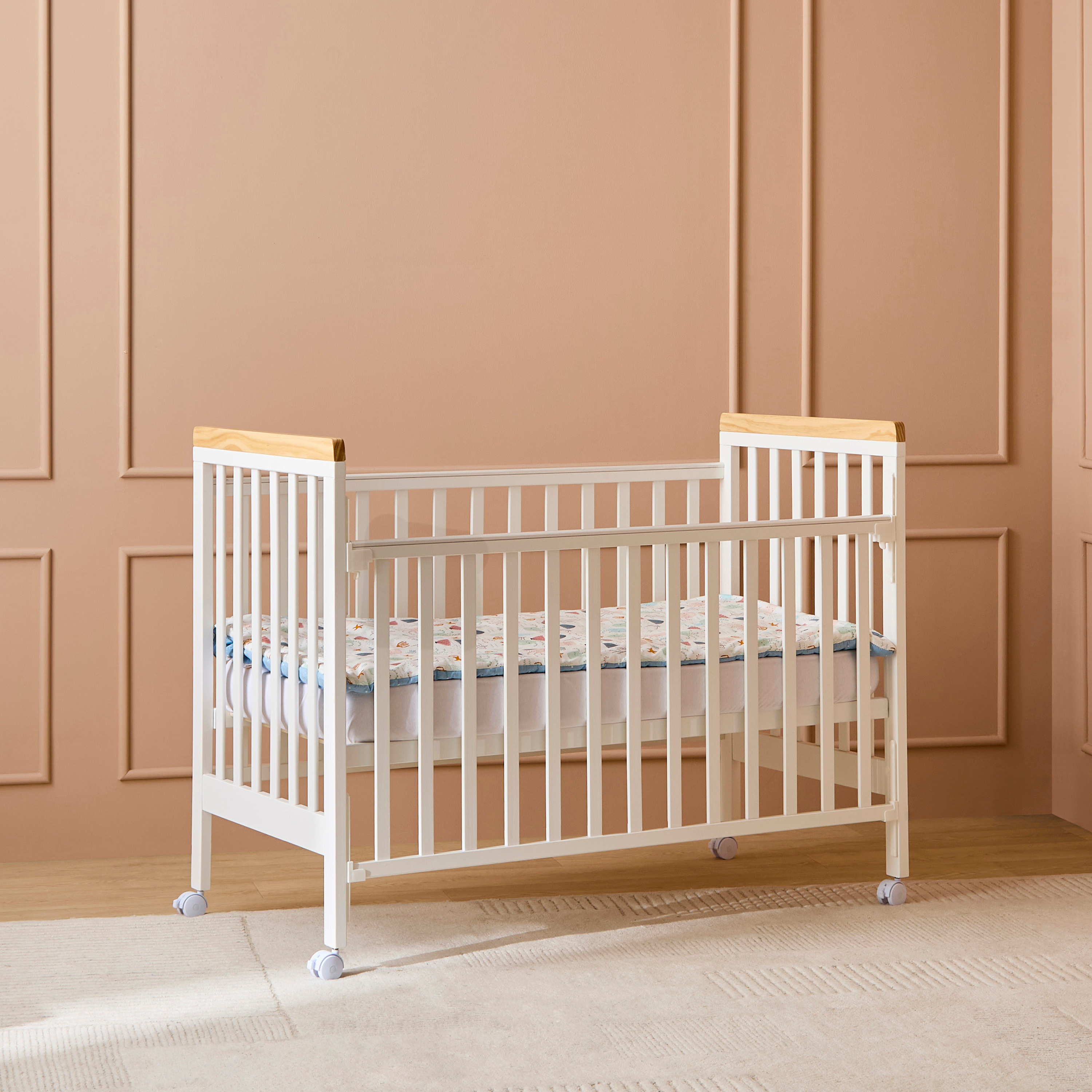 سرير أطفال بارتفاع قابل للتعديل وقضبان جانبية لوسي من جونيورز - (حتى 3 سنوات)-baby-nursery-furniture-cribsandbeds-babycribs-image-3