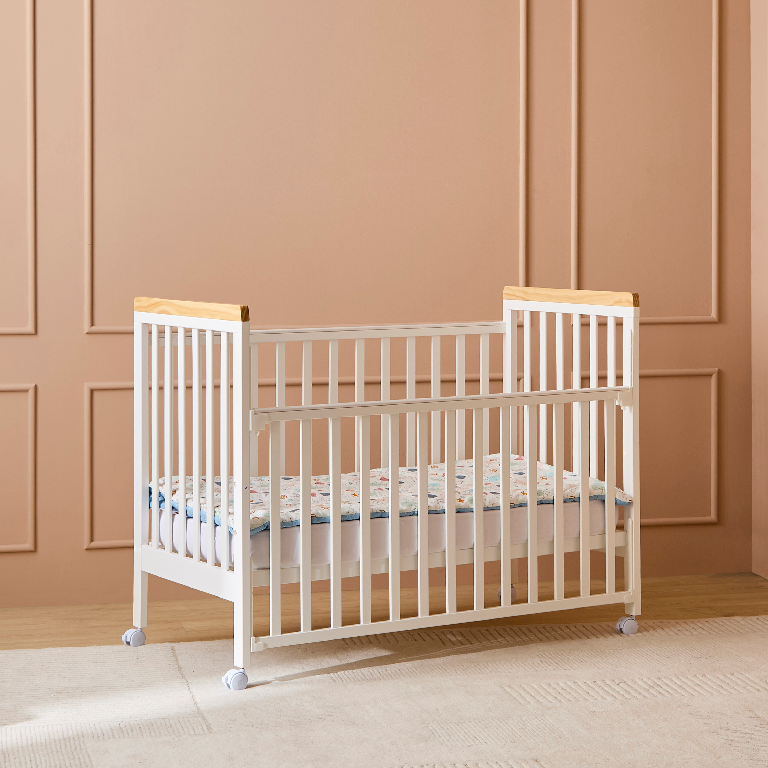 سرير أطفال بارتفاع قابل للتعديل وقضبان جانبية لوسي من جونيورز - (حتى 3 سنوات)-baby-nursery-furniture-cribsandbeds-babycribs-image-4