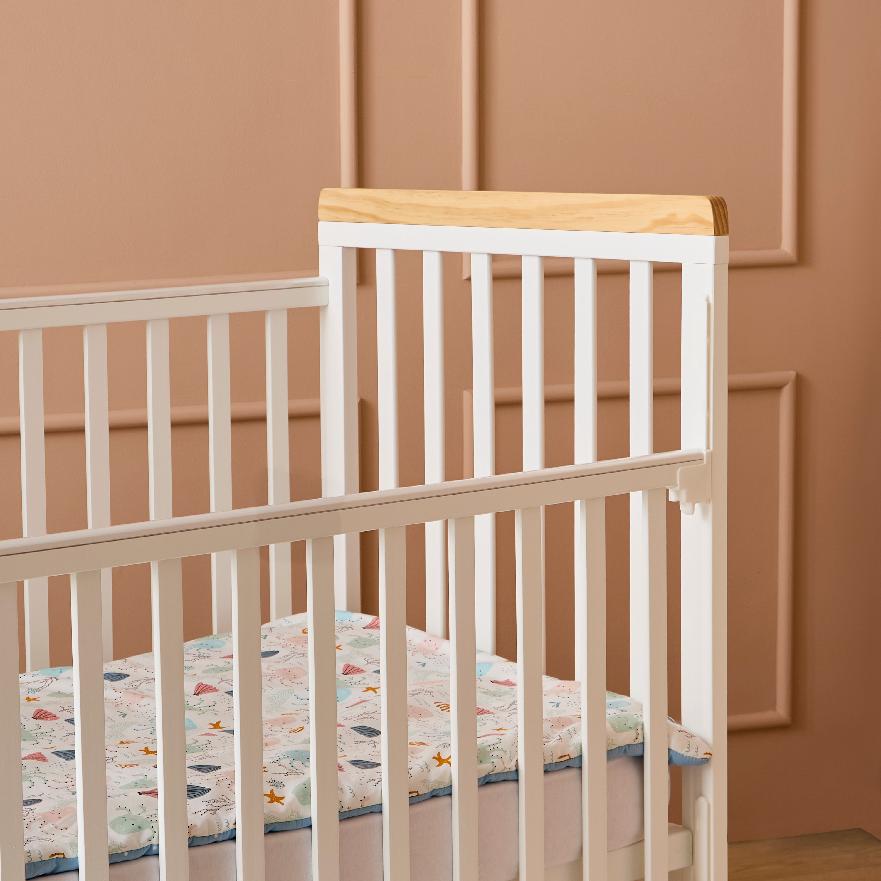 سرير أطفال بارتفاع قابل للتعديل وقضبان جانبية لوسي من جونيورز - (حتى 3 سنوات)-baby-nursery-furniture-cribsandbeds-babycribs-image-6