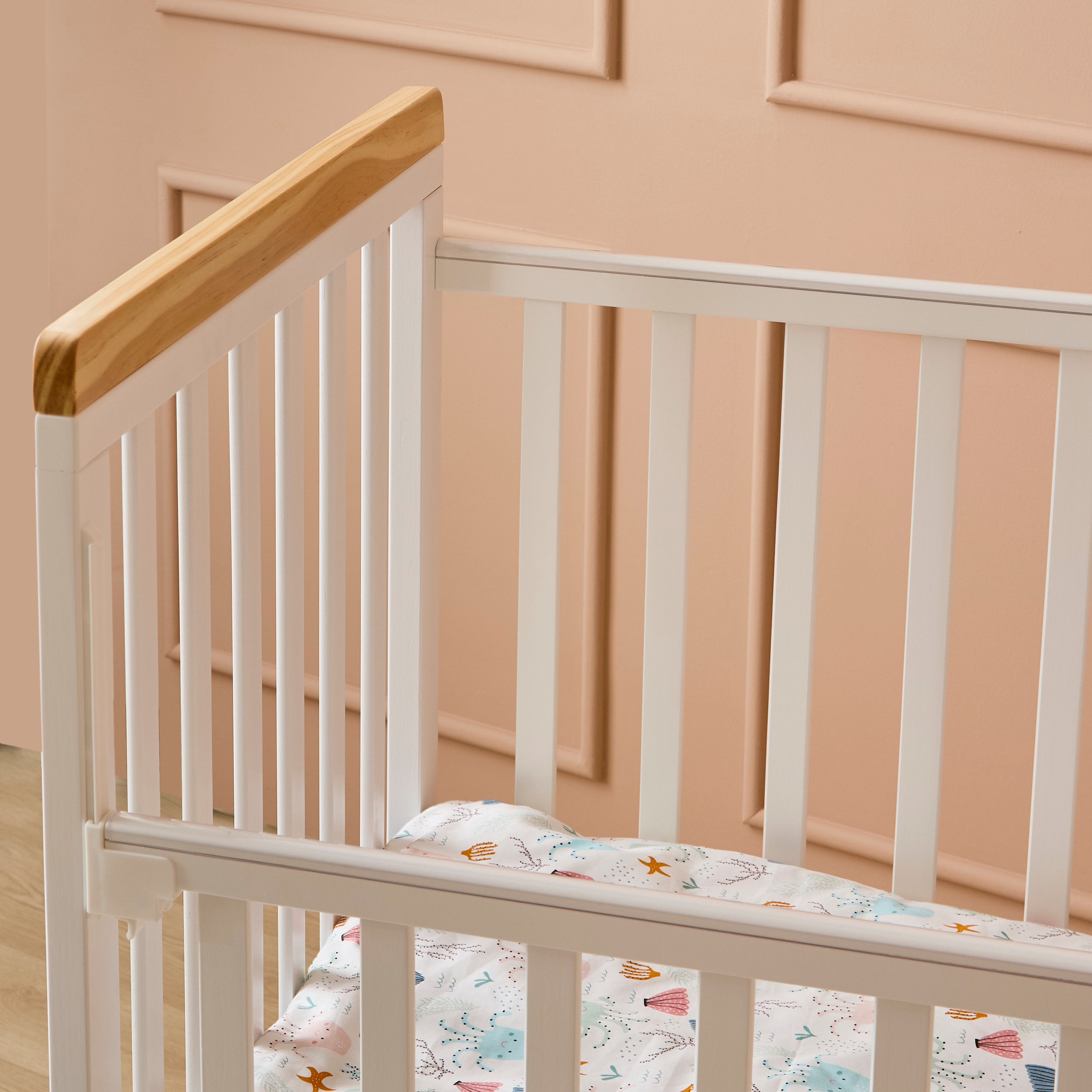سرير أطفال بارتفاع قابل للتعديل وقضبان جانبية لوسي من جونيورز - (حتى 3 سنوات)-baby-nursery-furniture-cribsandbeds-babycribs-image-7