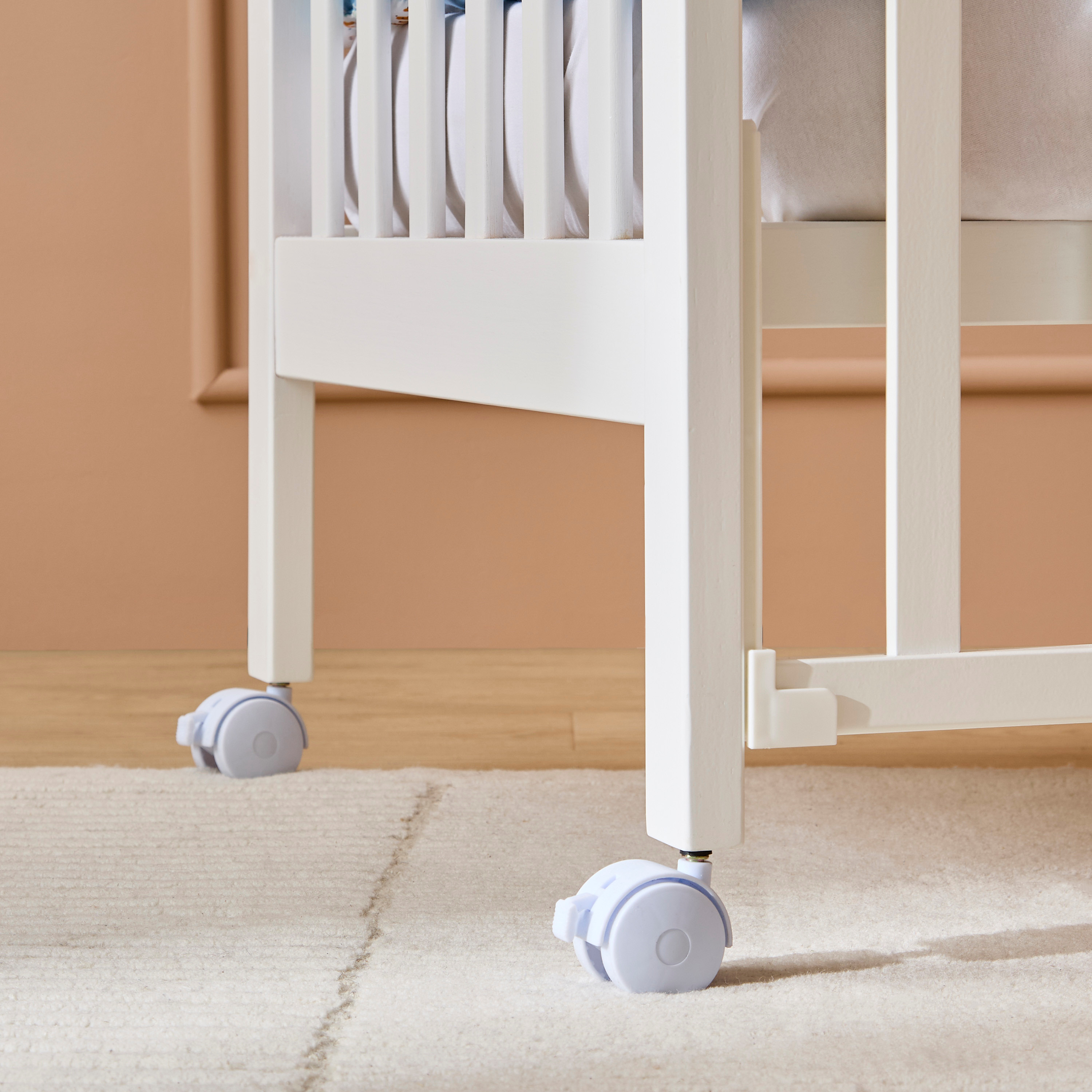 سرير أطفال بارتفاع قابل للتعديل وقضبان جانبية لوسي من جونيورز - (حتى 3 سنوات)-baby-nursery-furniture-cribsandbeds-babycribs-image-8