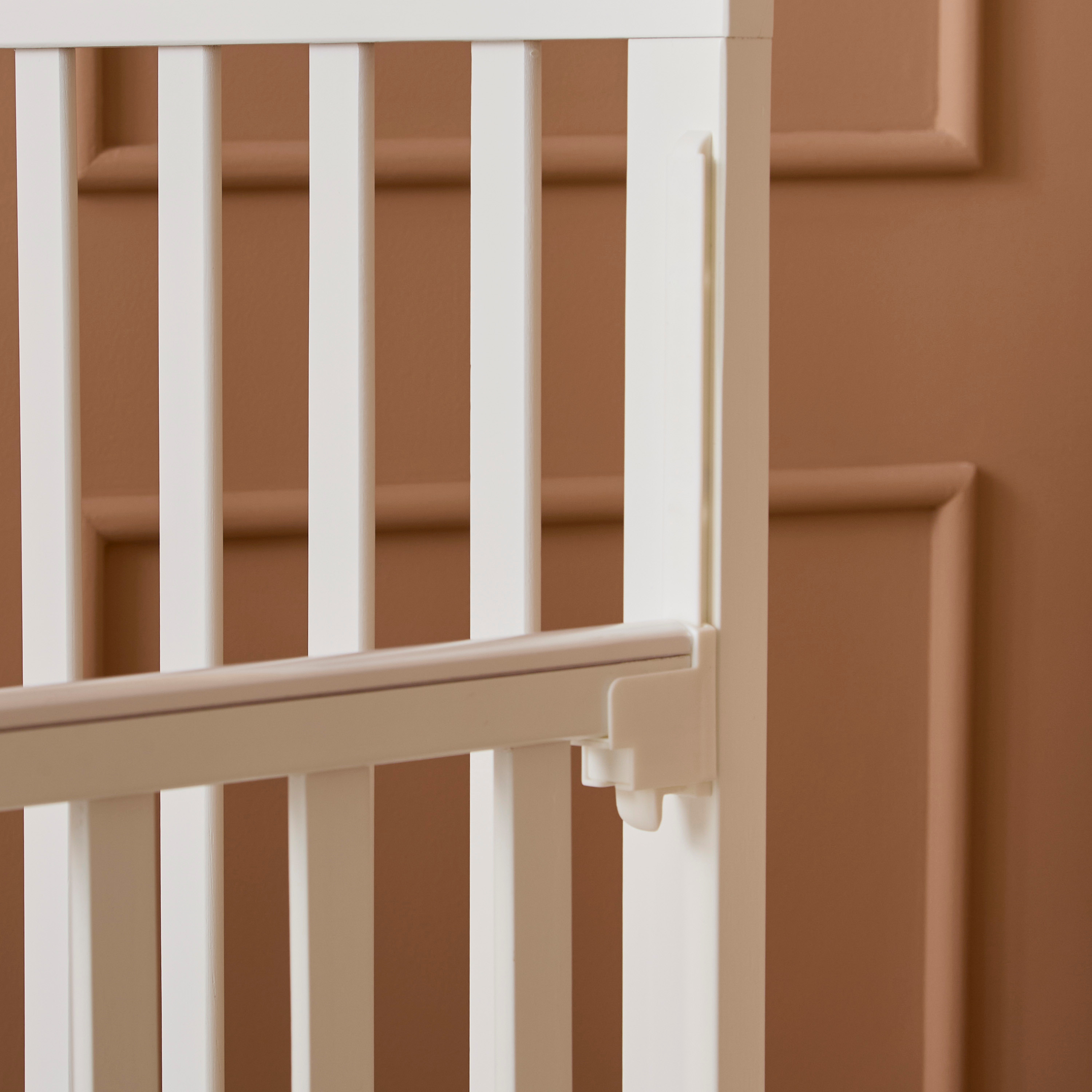 سرير أطفال بارتفاع قابل للتعديل وقضبان جانبية لوسي من جونيورز - (حتى 3 سنوات)-baby-nursery-furniture-cribsandbeds-babycribs-image-9