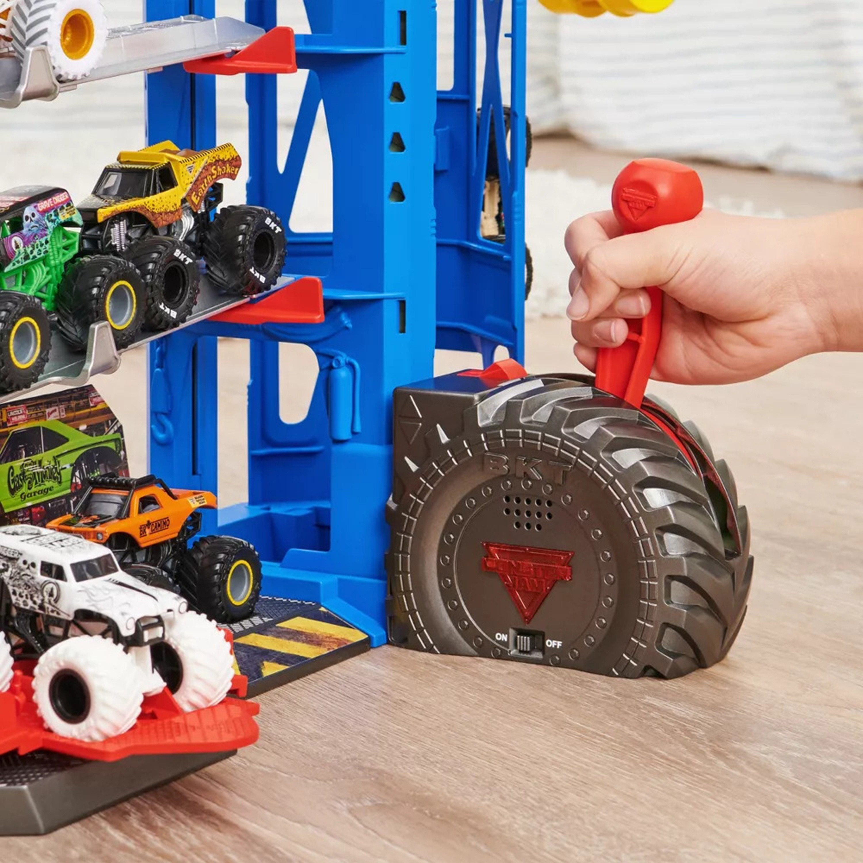 Monster Jam Monster Garage Playset 1:64-toys-dollsandplaysets-dollhouses-image-3
