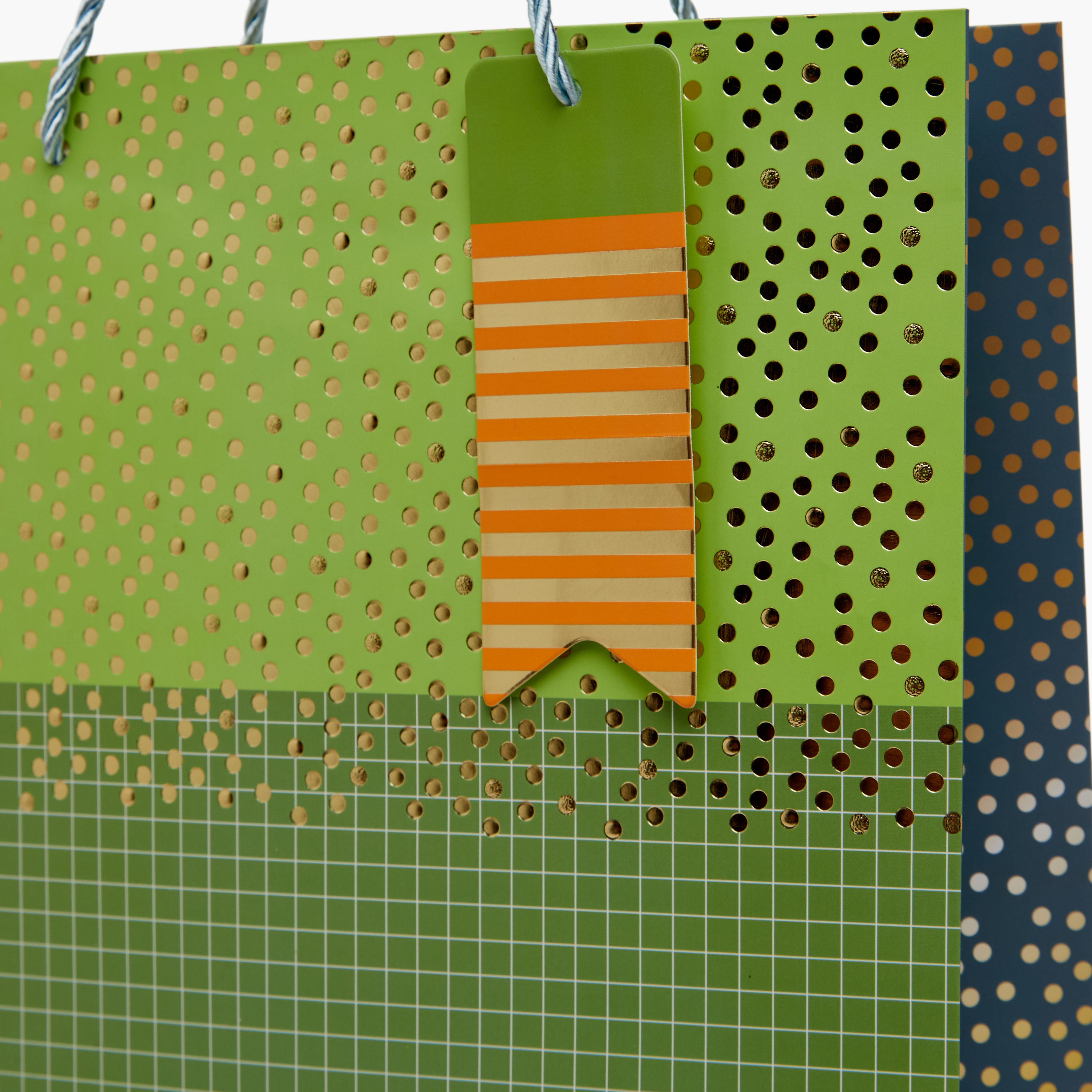 شنطة هدايا ورقية بتصميم قوالب ملونة - 26x32x10 سم-household-giftingaccessories-giftings-image-3