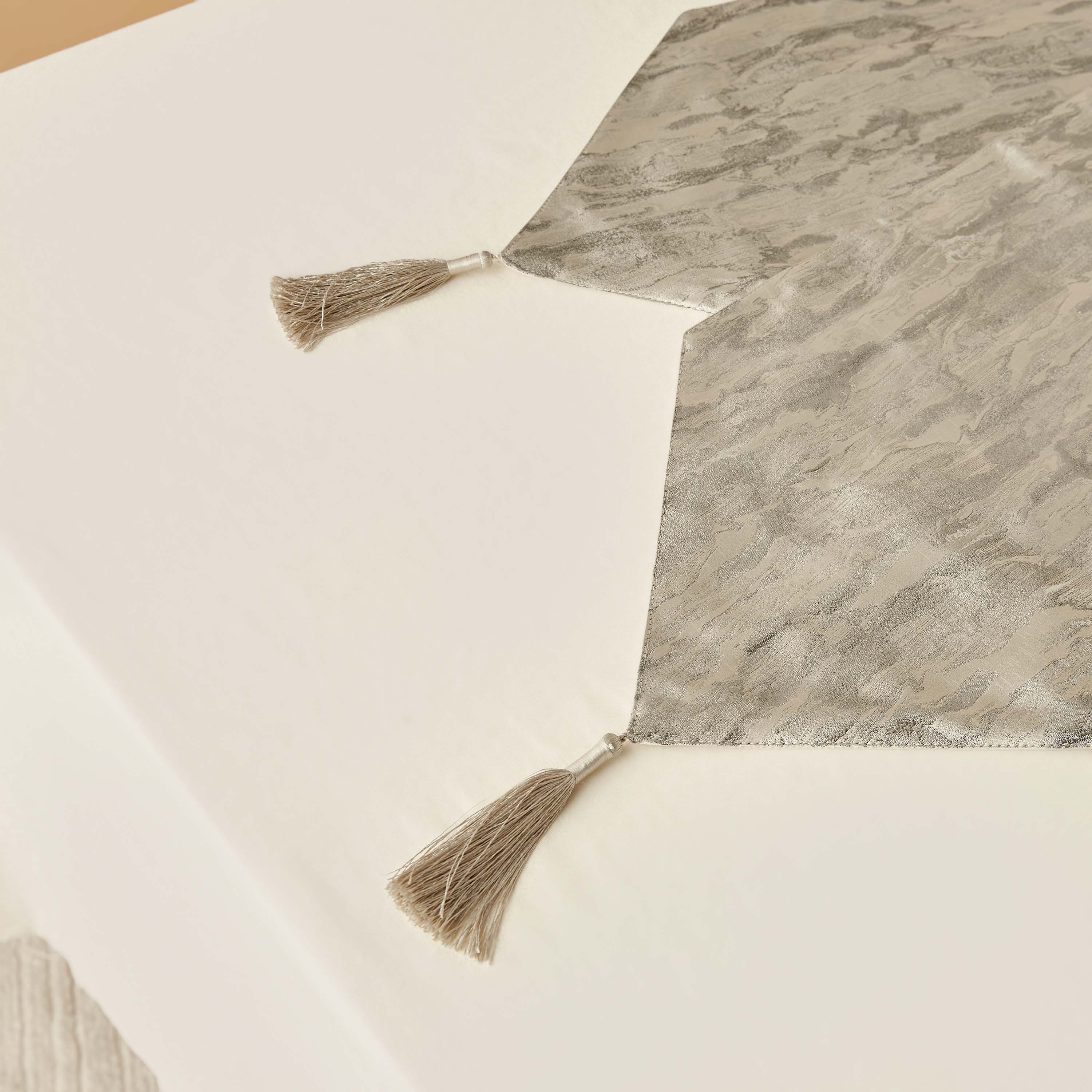 مفرش جاكار بارز الملمس من كازا أرابيكا - 33x180 سم-household-dining-tablelinen-runnersandtablecovers-image-4
