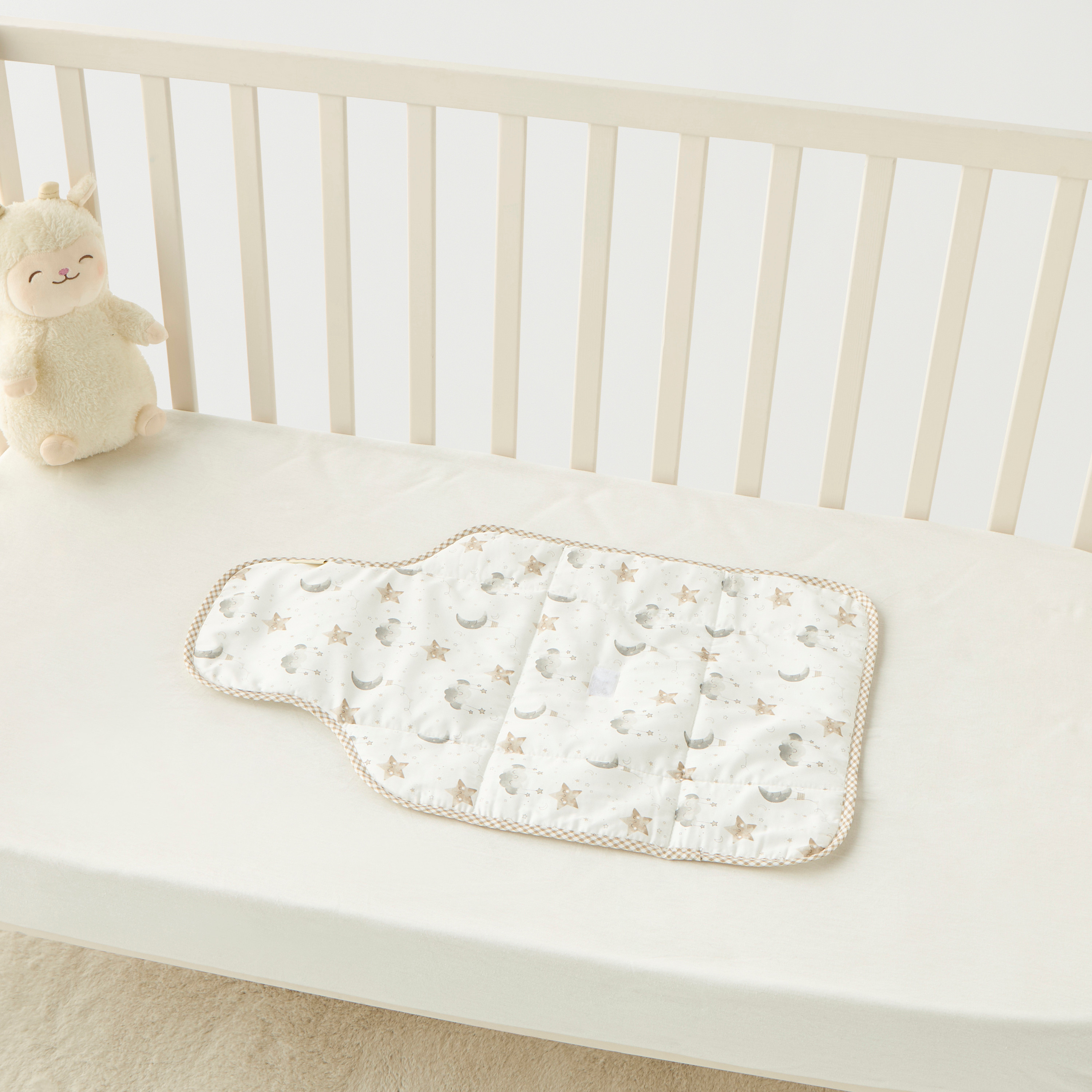 حصيرة تغيير الحفاضات قابلة للطي بطبعات جرافيك من جيجلز- 40x65 سم-baby-diapering-changingmats-image-2