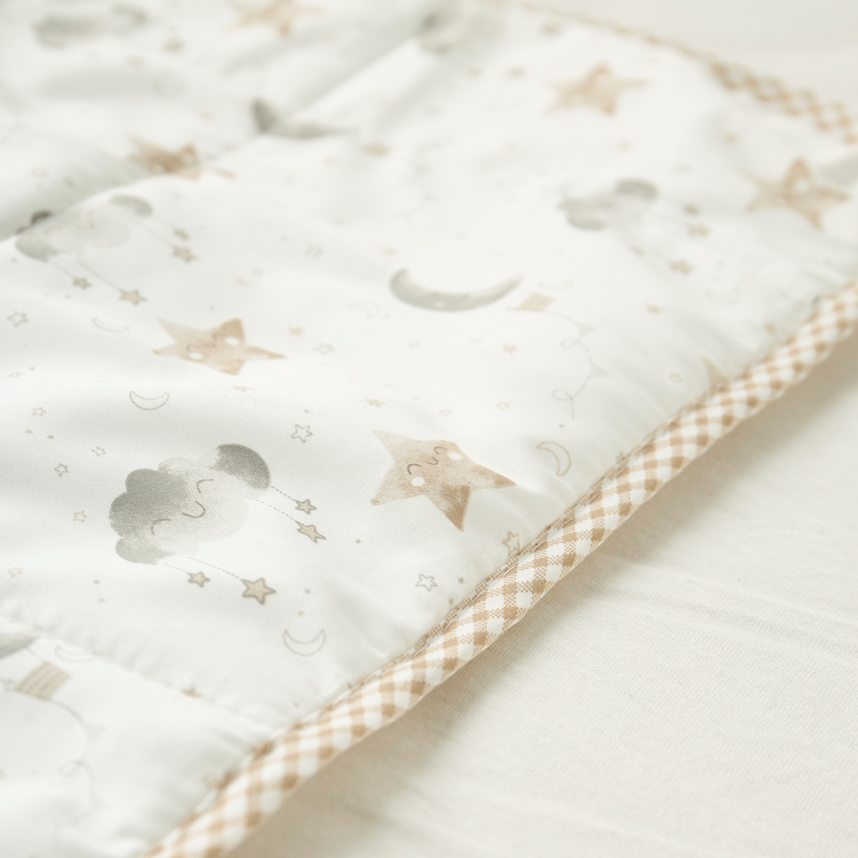 حصيرة تغيير الحفاضات قابلة للطي بطبعات جرافيك من جيجلز- 40x65 سم-baby-diapering-changingmats-image-3