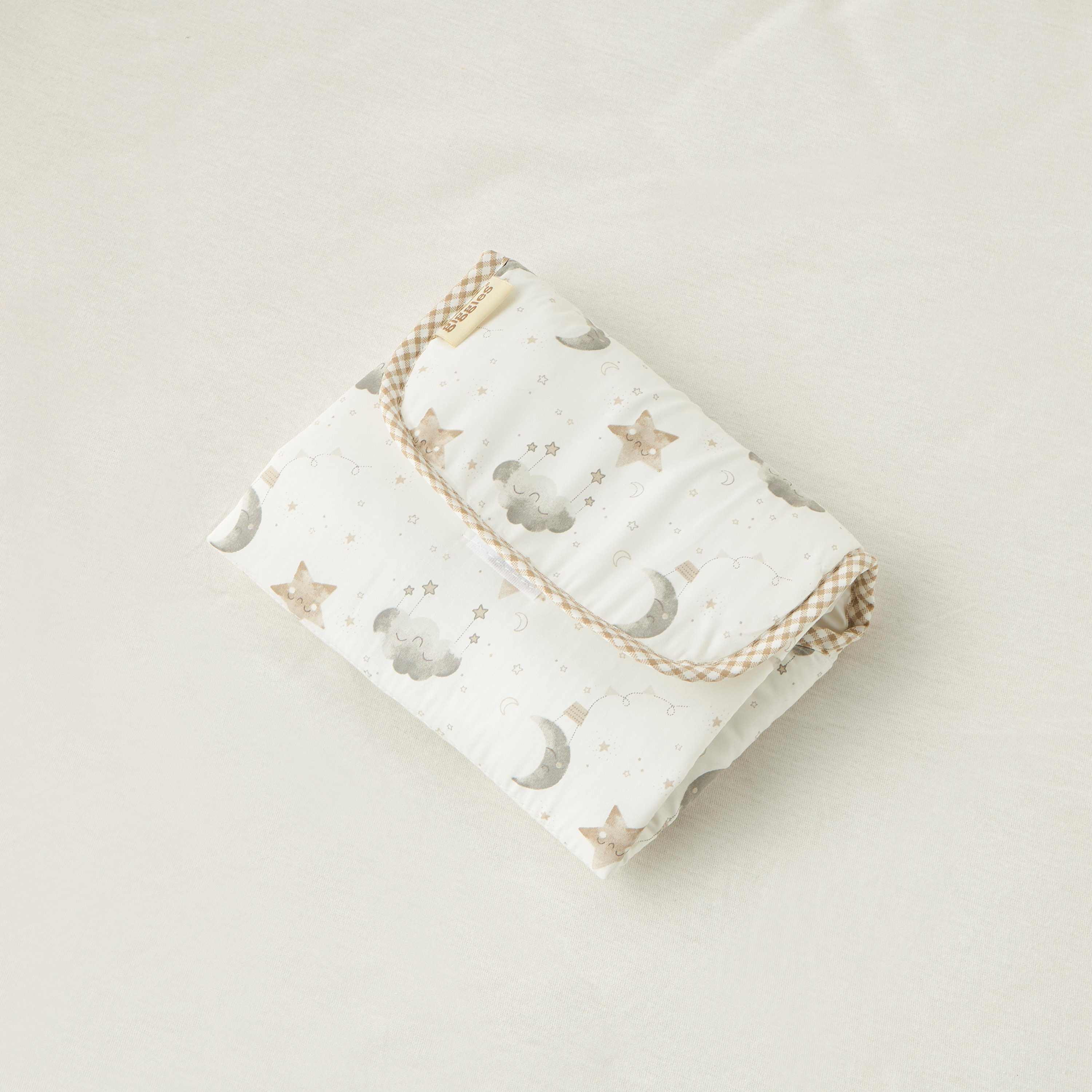 حصيرة تغيير الحفاضات قابلة للطي بطبعات جرافيك من جيجلز- 40x65 سم-baby-diapering-changingmats-image-4