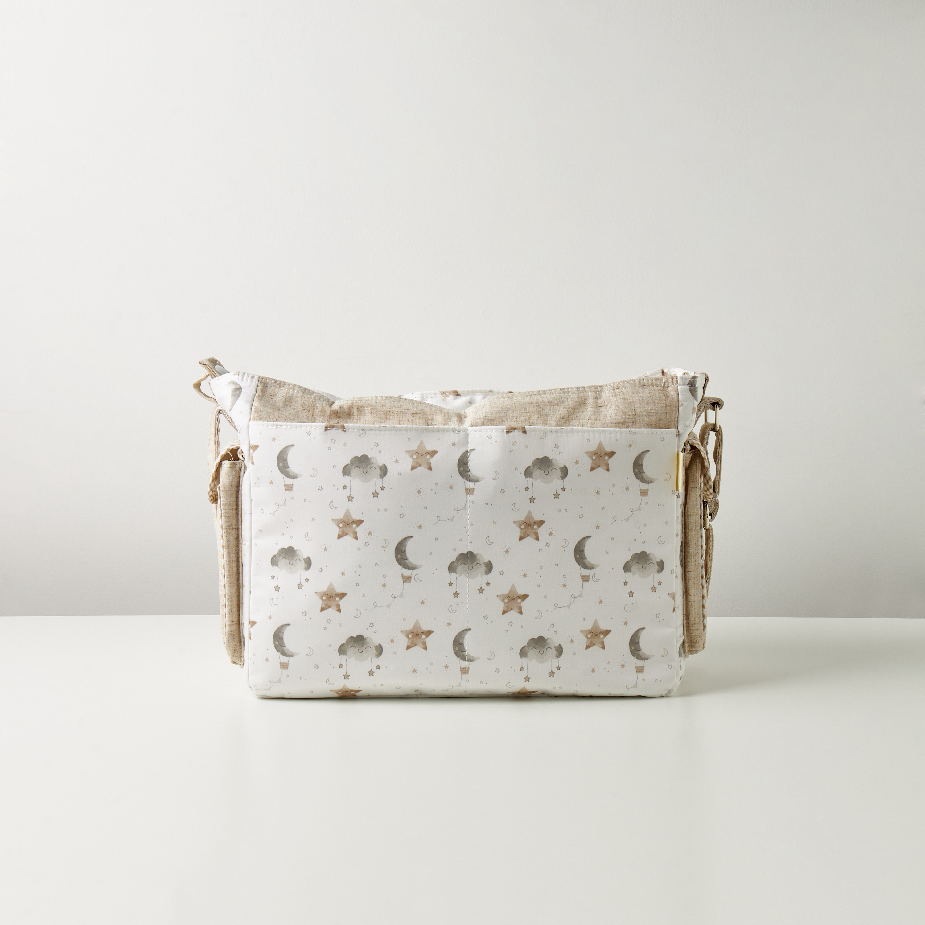 شنطة حفاضات بسحاب إغلاق وطبعات قمر ونجمة مع مفرش تغيير من جيجلز-baby-gear-diaperbags-image-3