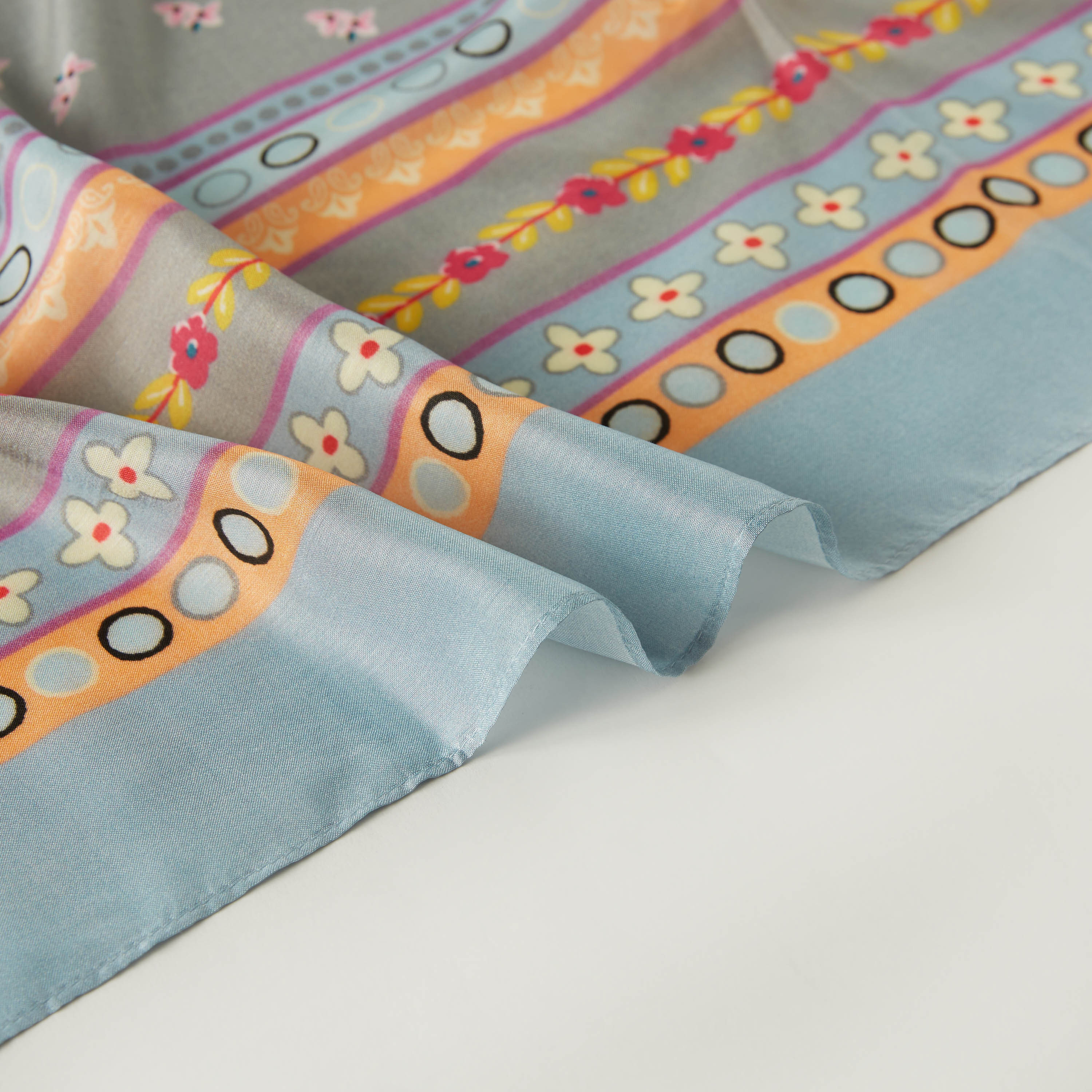 وشاح بطبعات من شينجورا-women-clothingaccessories-scarves-image-3