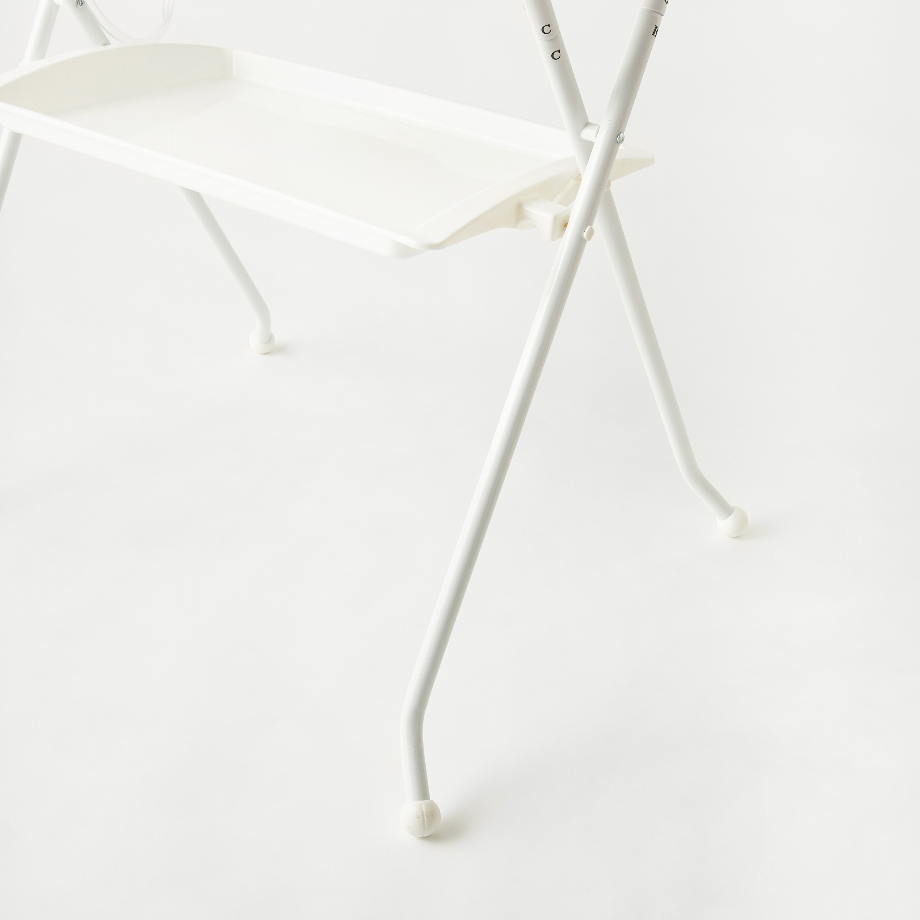 حوض استحمام بطبعات زرافة مع طاولة تغيير من جونيورز-baby-nursery-furniture-changingtables-image-6