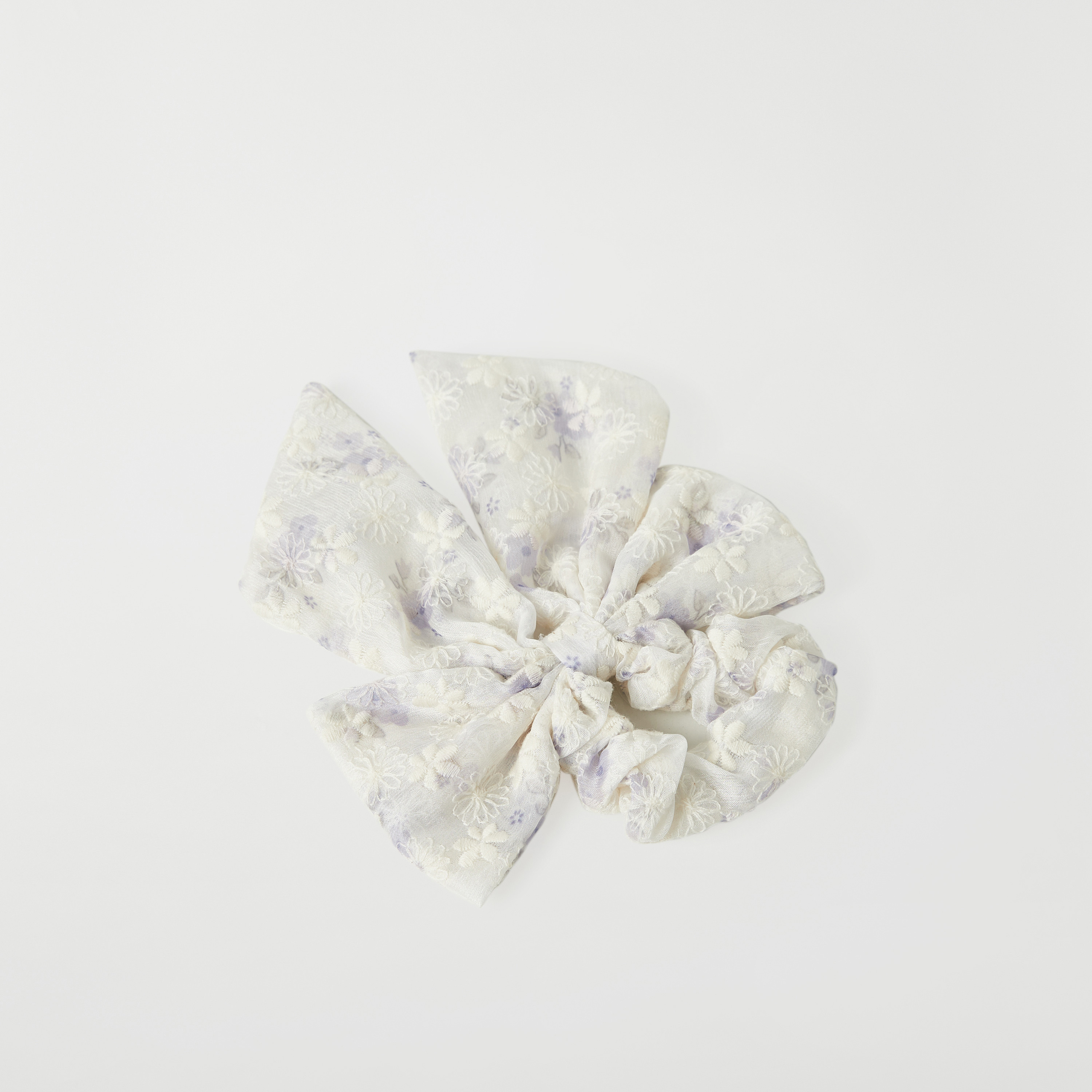 ربطة سكرانشي مطاطية بتفاصيل فيونكة وتطريزات زهرية من تشارمز-baby-girls-accessories-hairaccessories-image-2