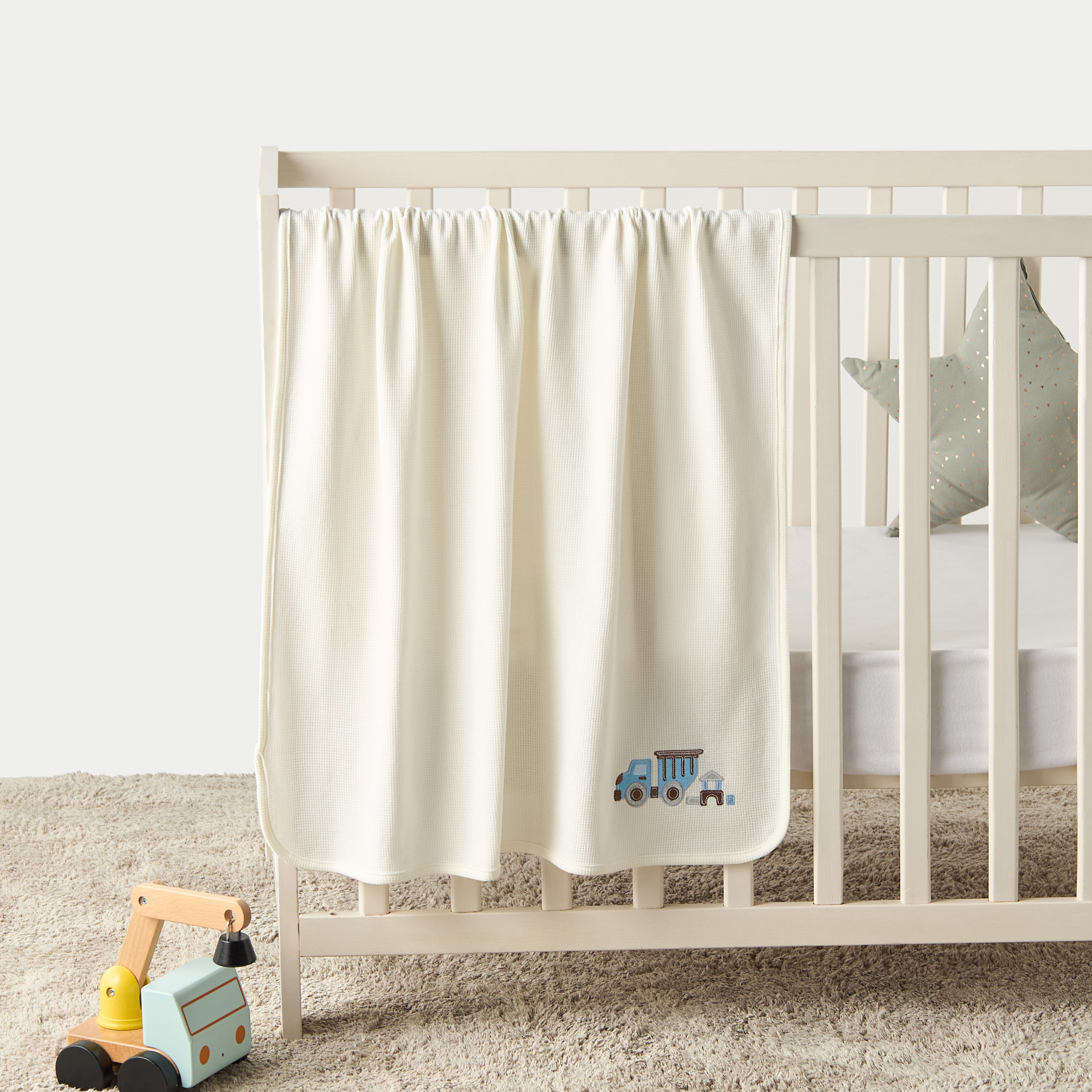 بطانيات لحديثي الولادة بتطريز جرار من جونيورز - 76x102 سم-baby-nursery-blanketsandswaddles-receivingblankets-image-1