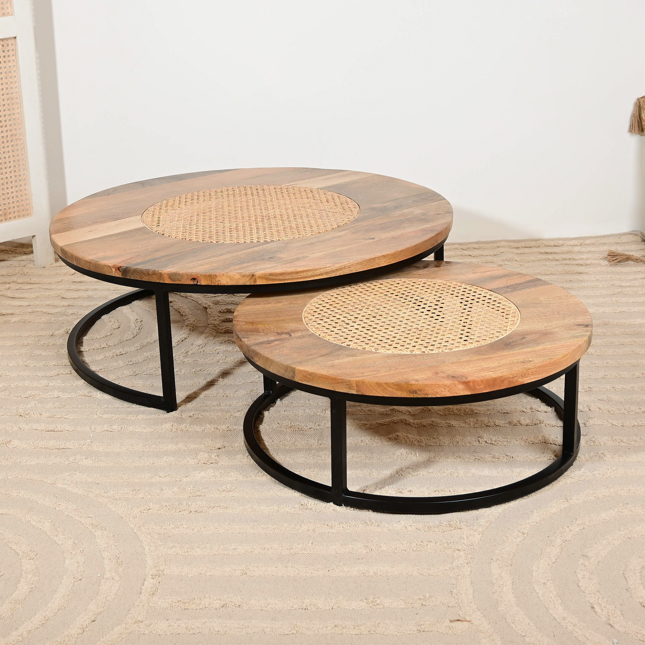 طاولات متداخلة بسطح خشب المانجو وقاعدة حامل قطعتين من هوم كارفينج-furniture-livingroom-nestoftables-image-2