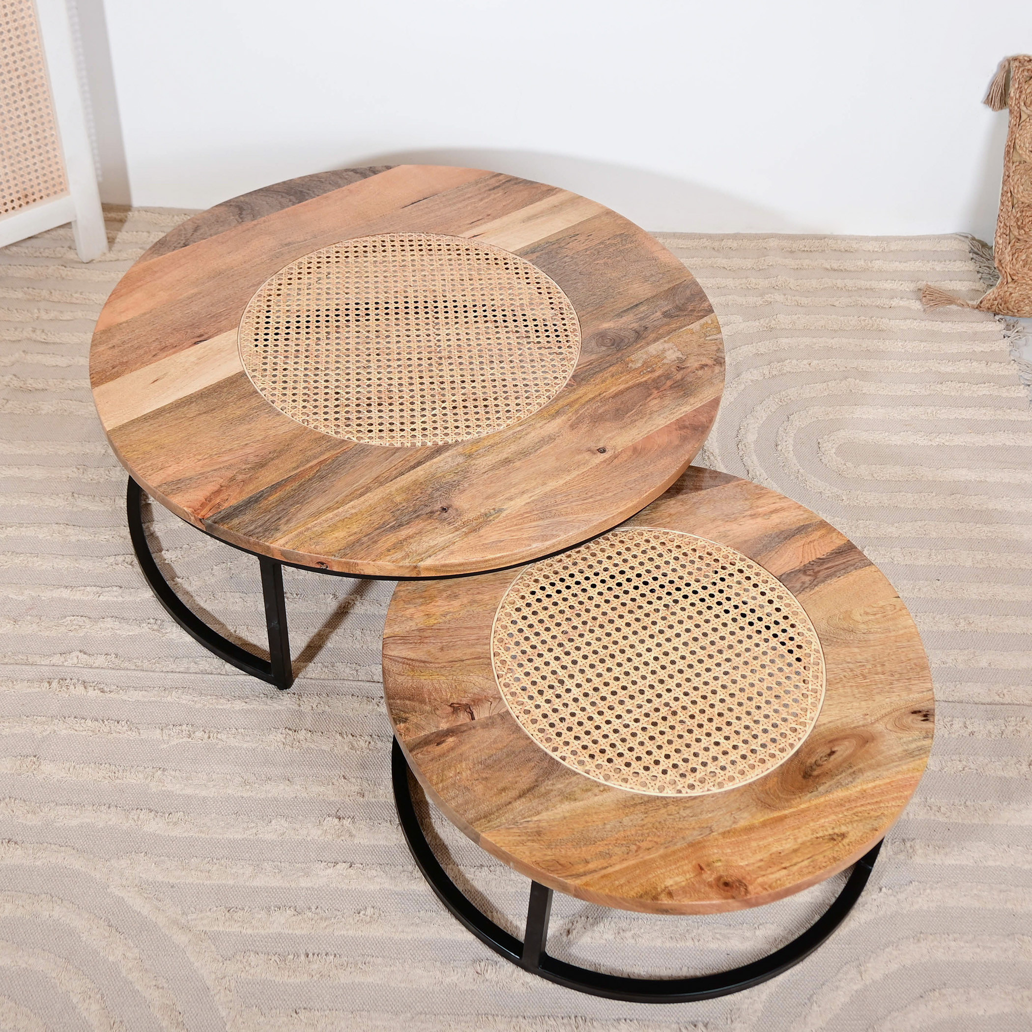 طاولات متداخلة بسطح خشب المانجو وقاعدة حامل قطعتين من هوم كارفينج-furniture-livingroom-nestoftables-image-4