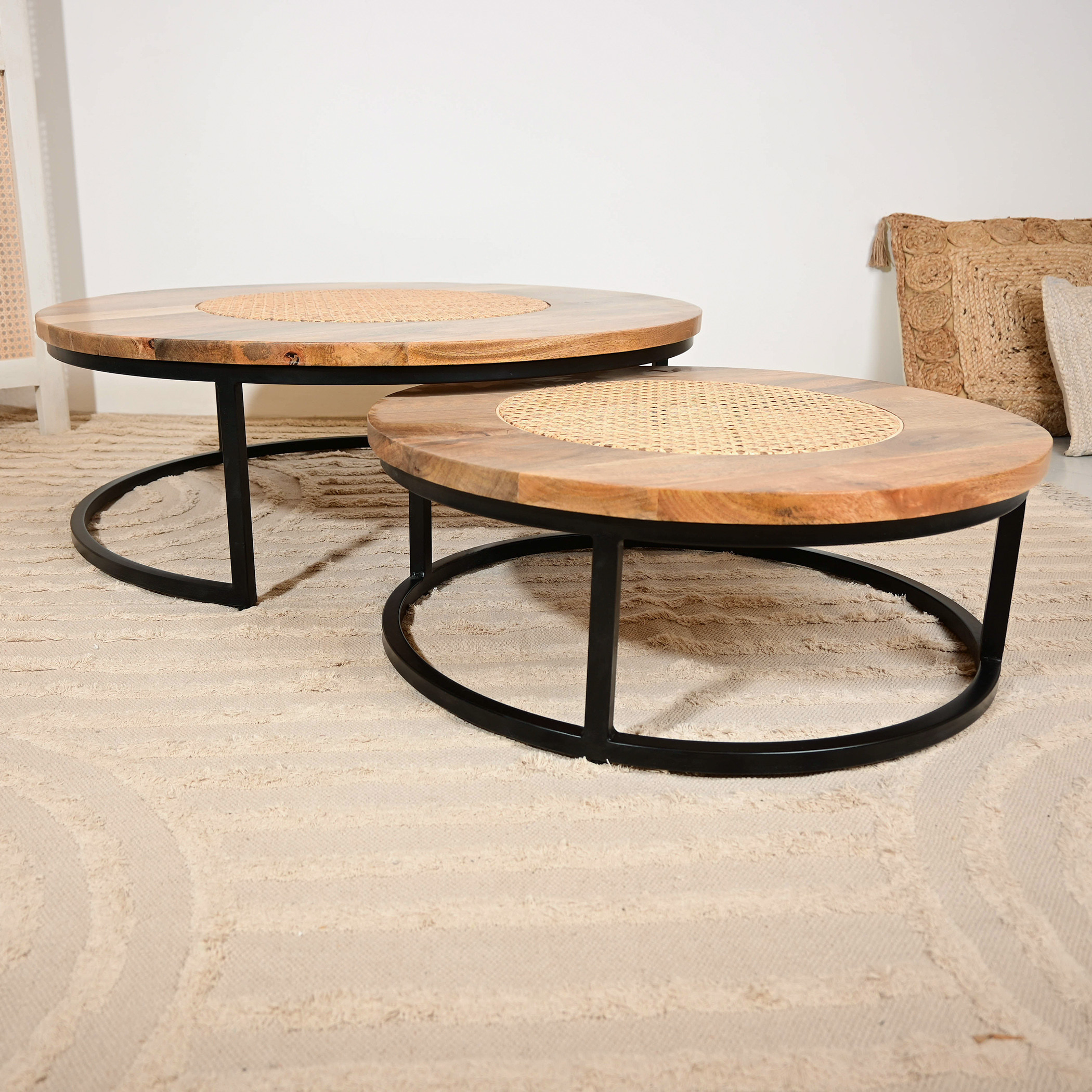 طاولات متداخلة بسطح خشب المانجو وقاعدة حامل قطعتين من هوم كارفينج-furniture-livingroom-nestoftables-image-7