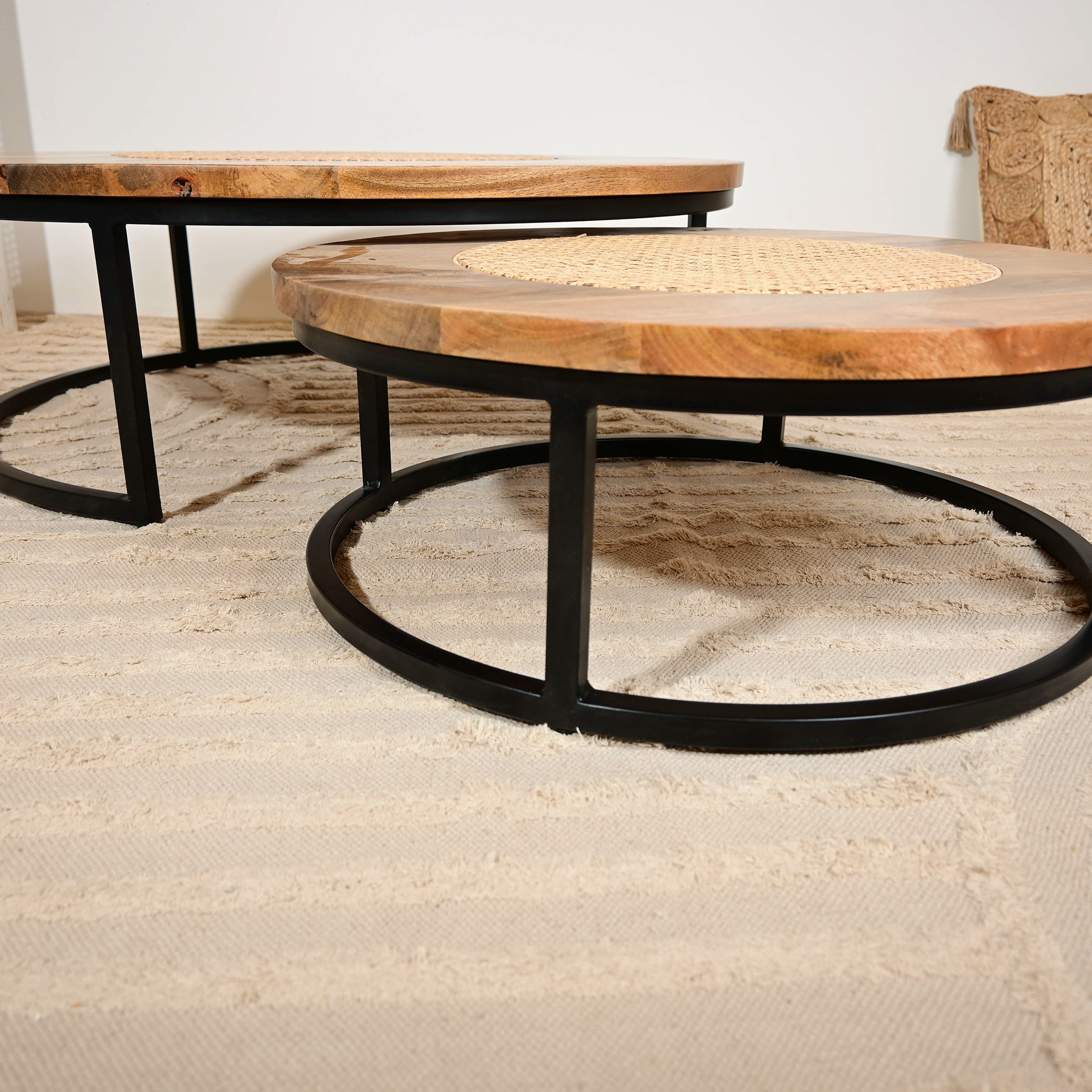 طاولات متداخلة بسطح خشب المانجو وقاعدة حامل قطعتين من هوم كارفينج-furniture-livingroom-nestoftables-image-8