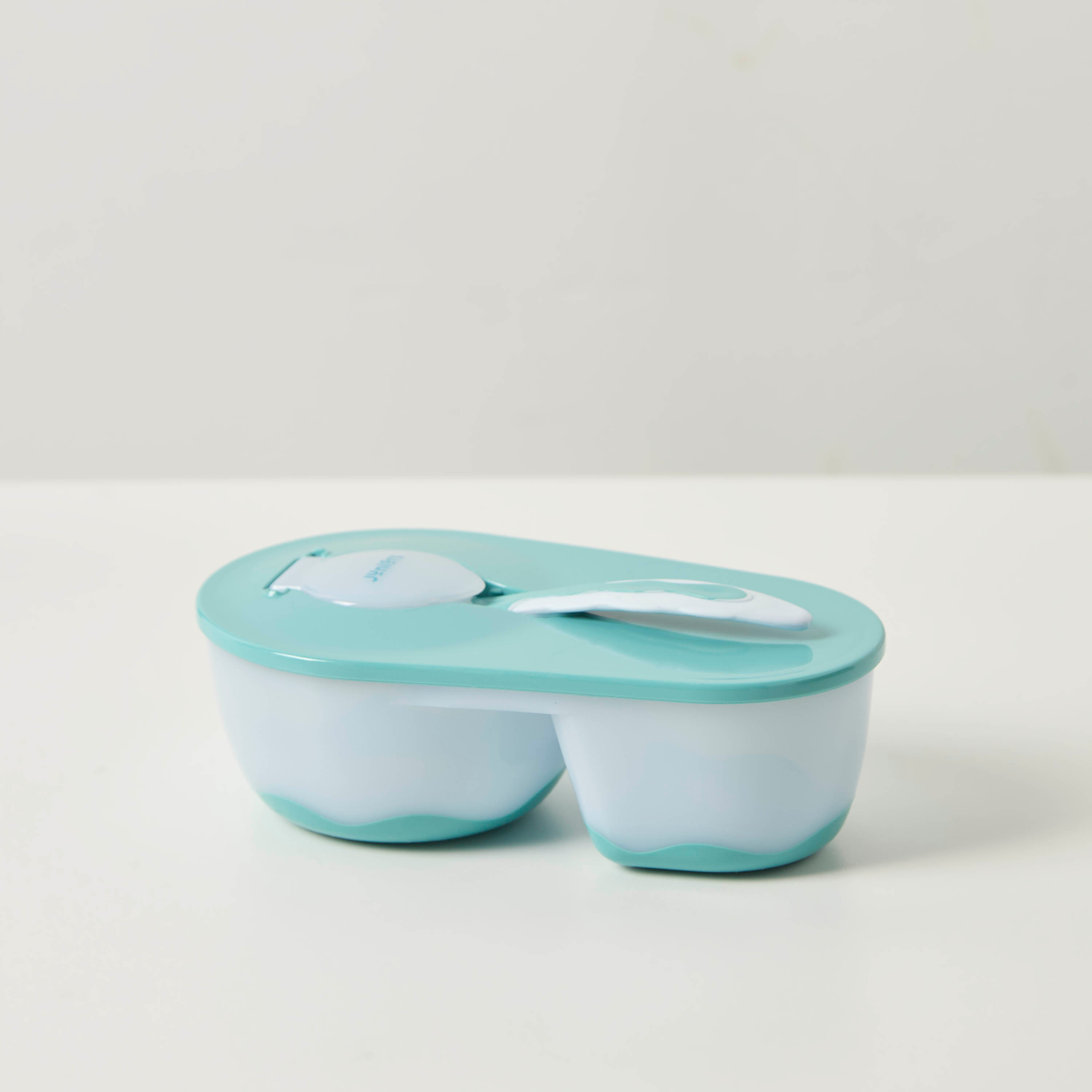 وعاء بقسمين مع ملعقة وغطاء من جونيورز-baby-feeding-mealtimeessentials-image-1