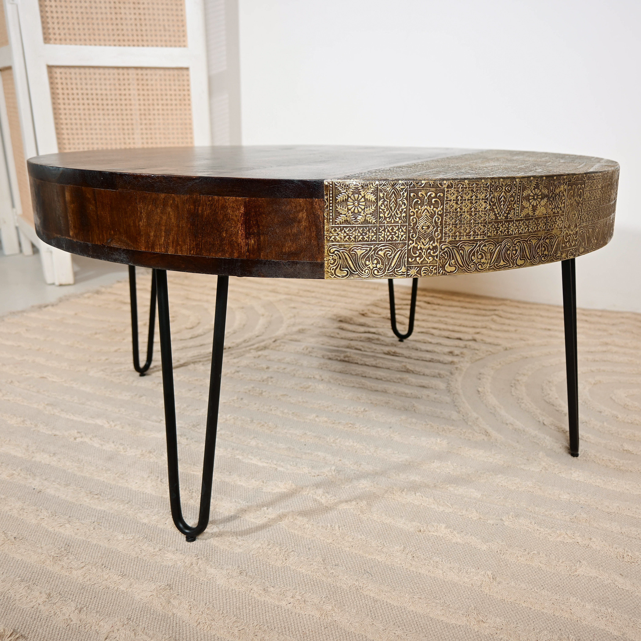 طاولة قهوة بسطح خشبي وتفاصيل معدنية من هوم كارفينج - 46x90x46 سم-furniture-livingroom-sideandendtables-image-4