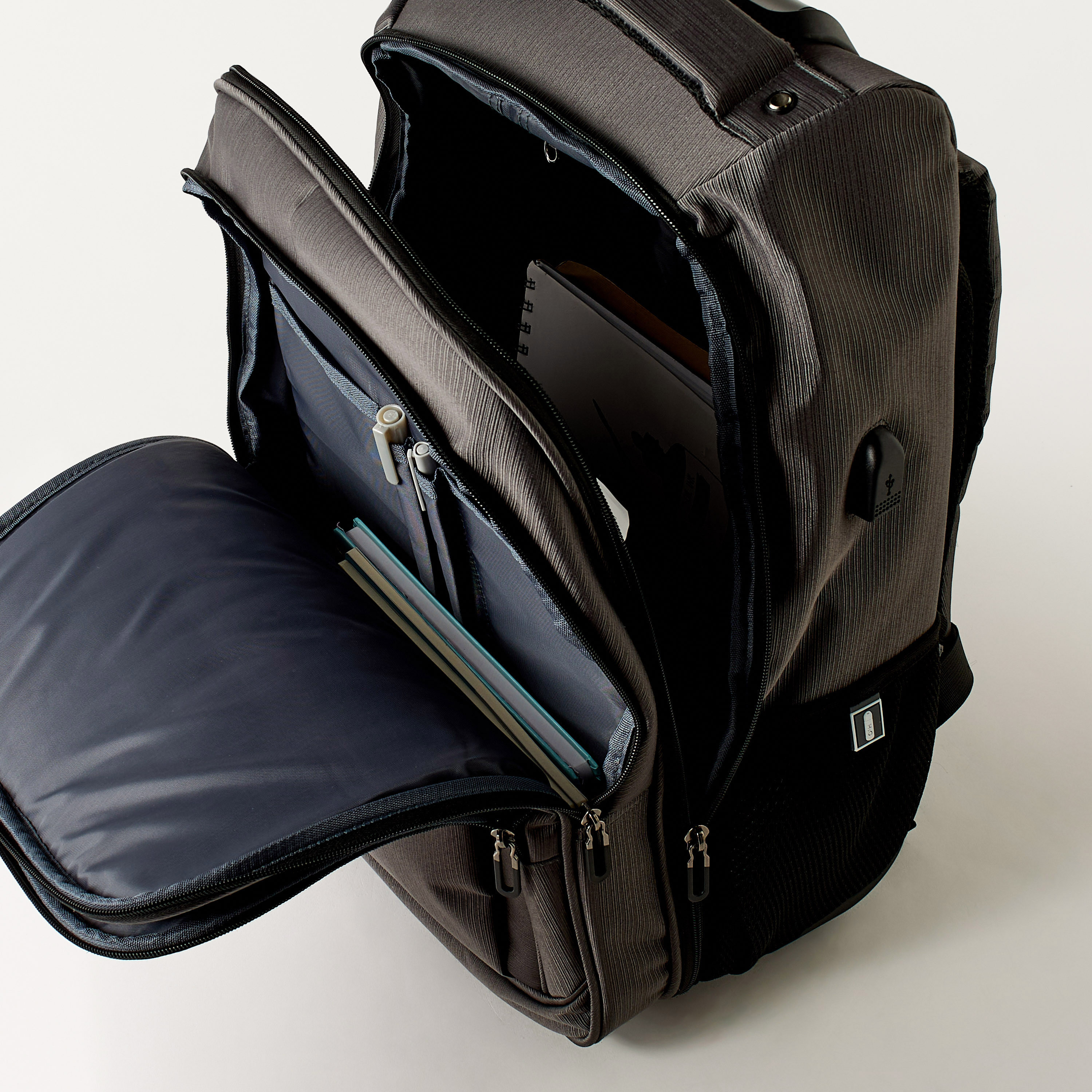 شنطة ظهر ترولي 18 بوصة بارزة الملمس بمقبض قابل للسحب - 47x33x21 سم-school-bagsandbackpacks-trolleybags-image-11