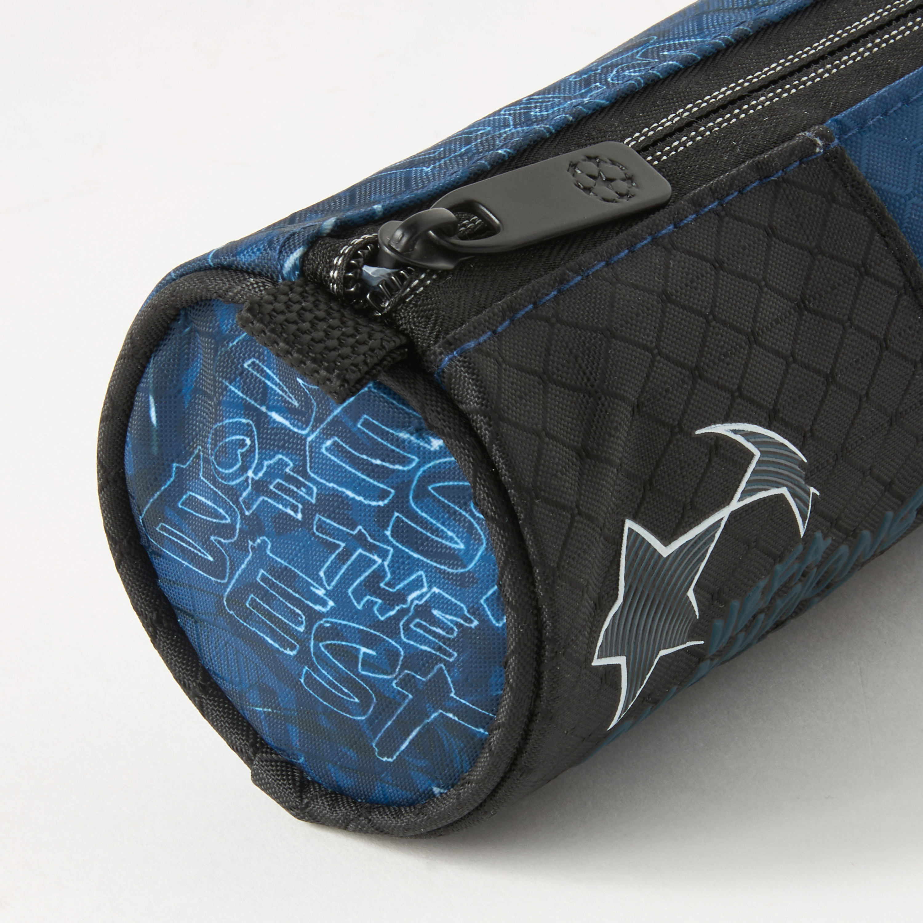 مقلمة بطبعات كرة القدم مع سحاب إغلاق من تشامبيونز ليج-school-stationery-pencilcases-image-3