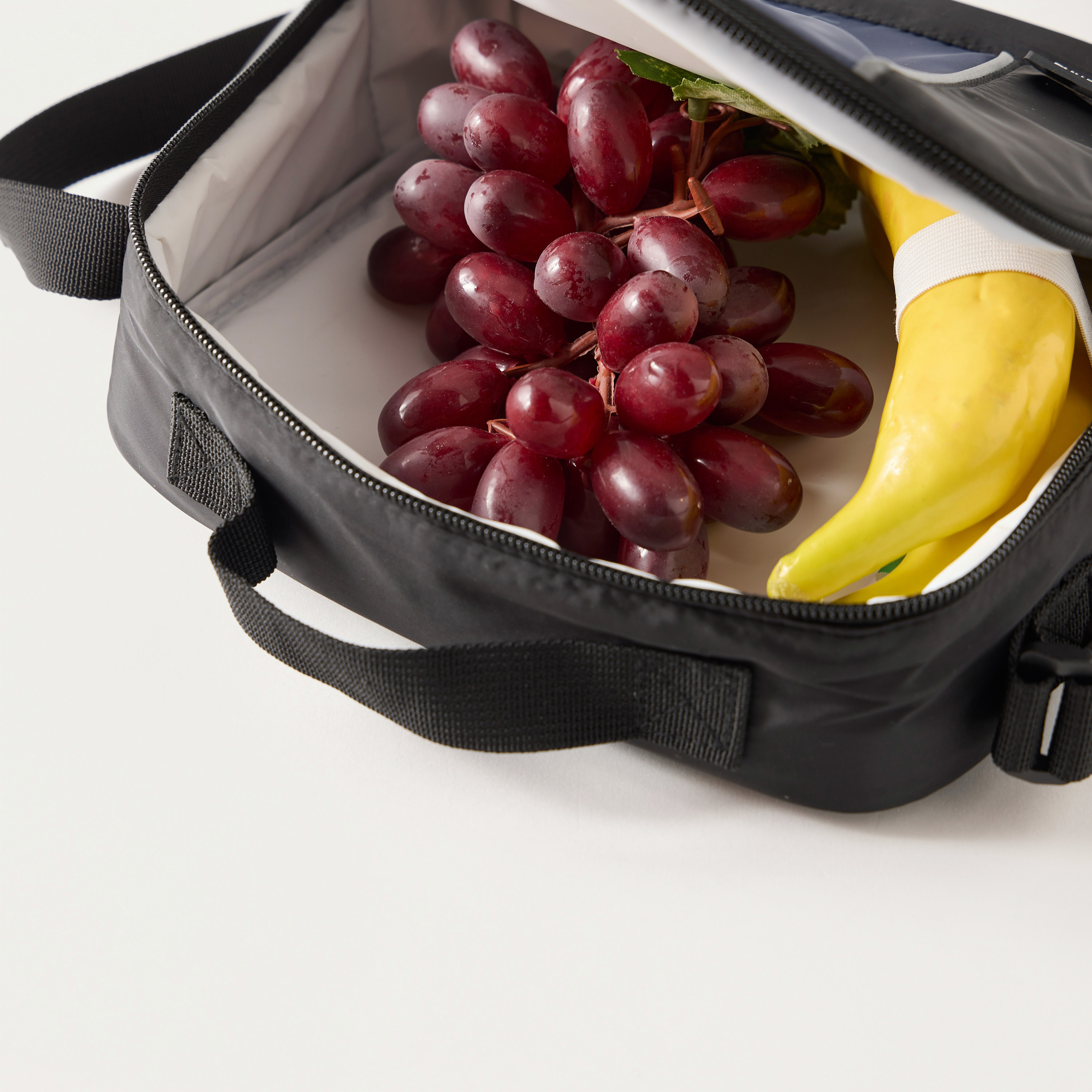 شنطة غداء سادة بحزام قابل للتعديل وسحاب إغلاق من يو سي بي-school-lunchessentials-lunchbags-image-6