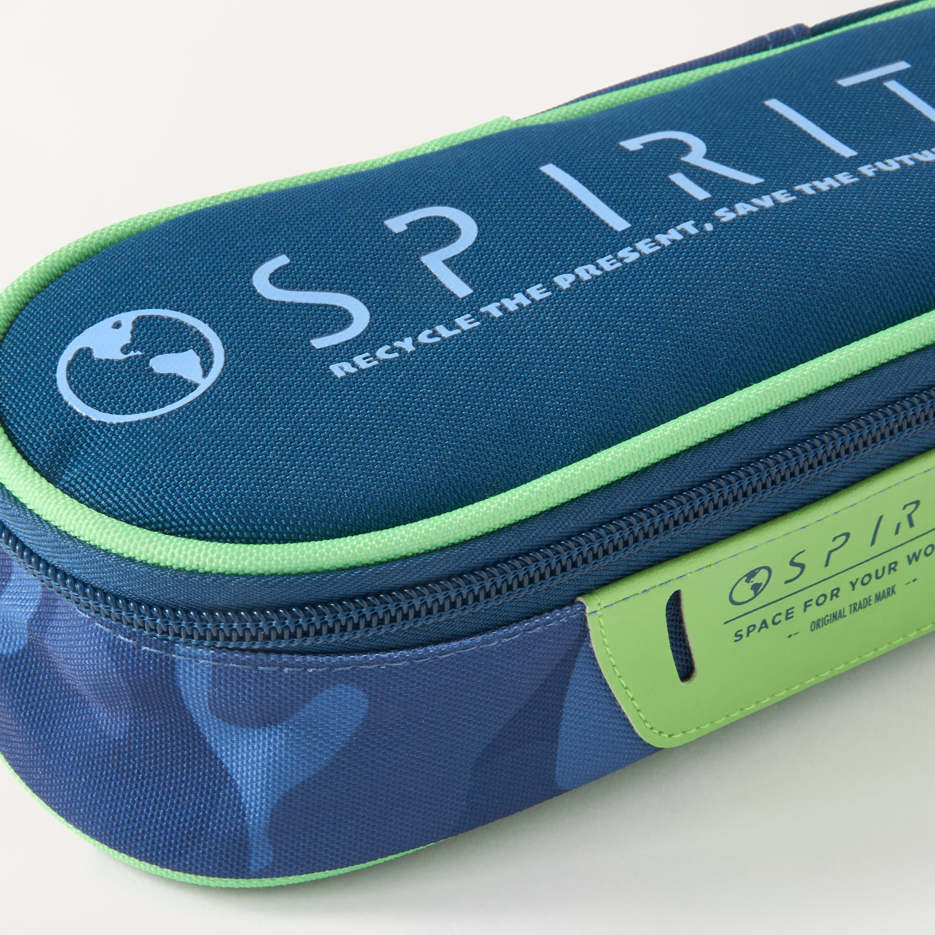 مقلمة بطبعات شعار من سبيريت-school-stationery-pencilcases-image-3