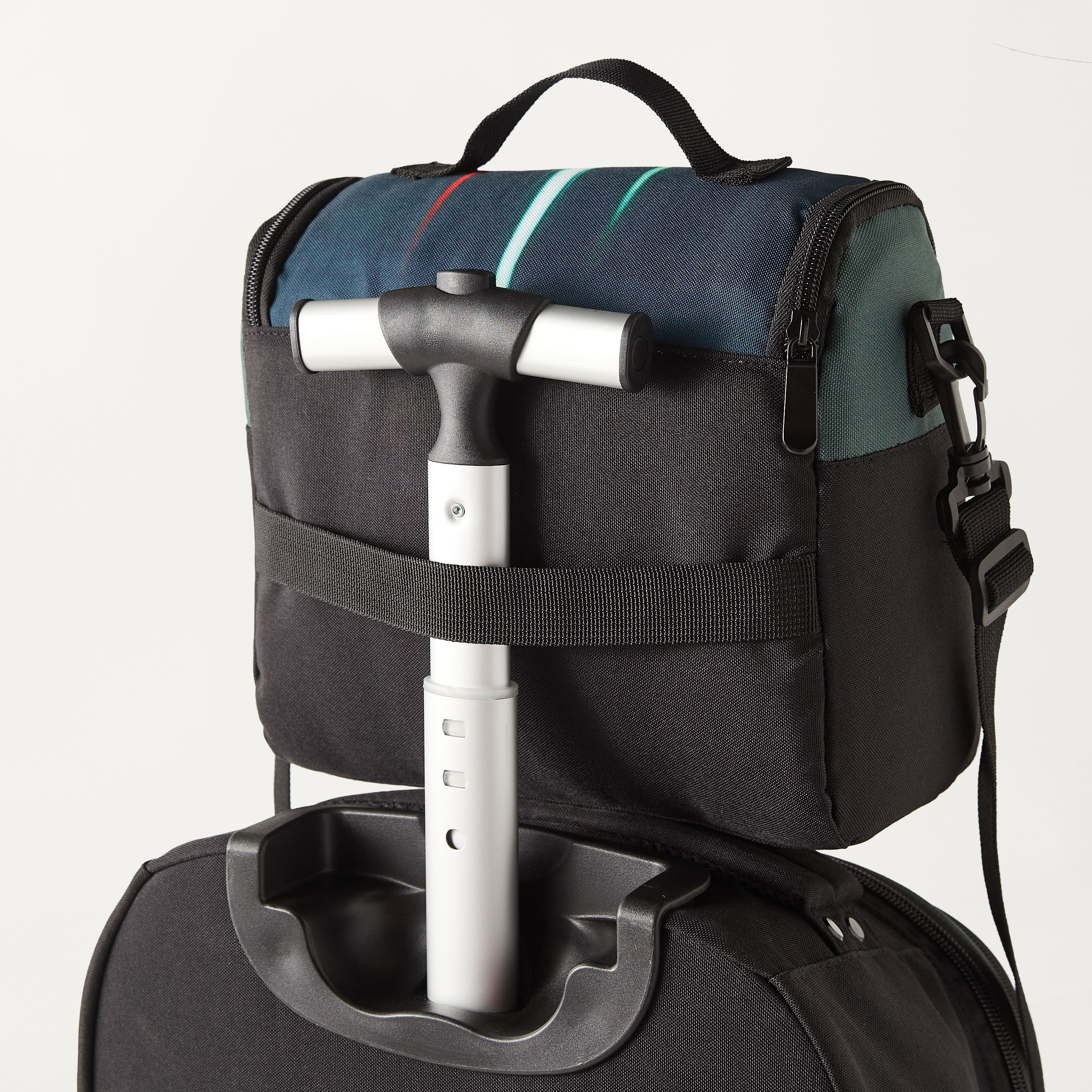 شنطة غداء بحمالات قابلة للتعديل وسحاب إغلاق بطبعات سيارة من يونيك - 1-school-lunchessentials-lunchbags-image-5