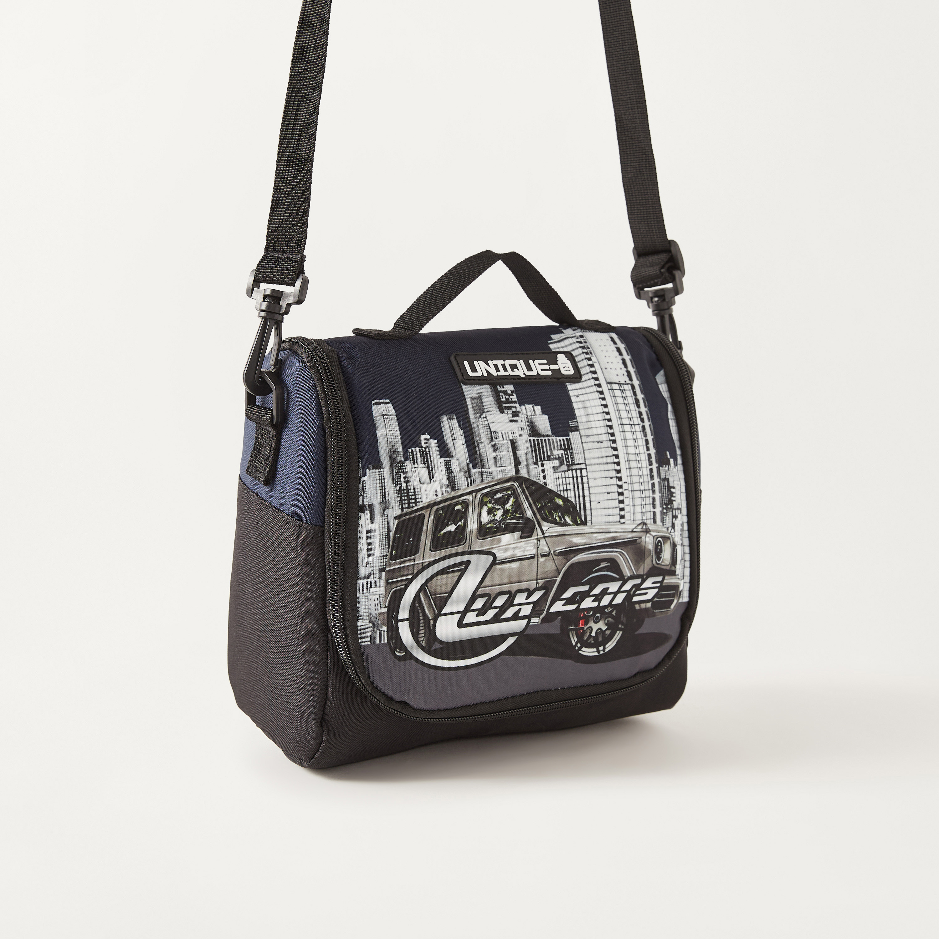 شنطة غداء بحمالات قابلة للتعديل وسحاب إغلاق بطبعات سيارة من يونيك - 1-school-lunchessentials-lunchbags-image-2
