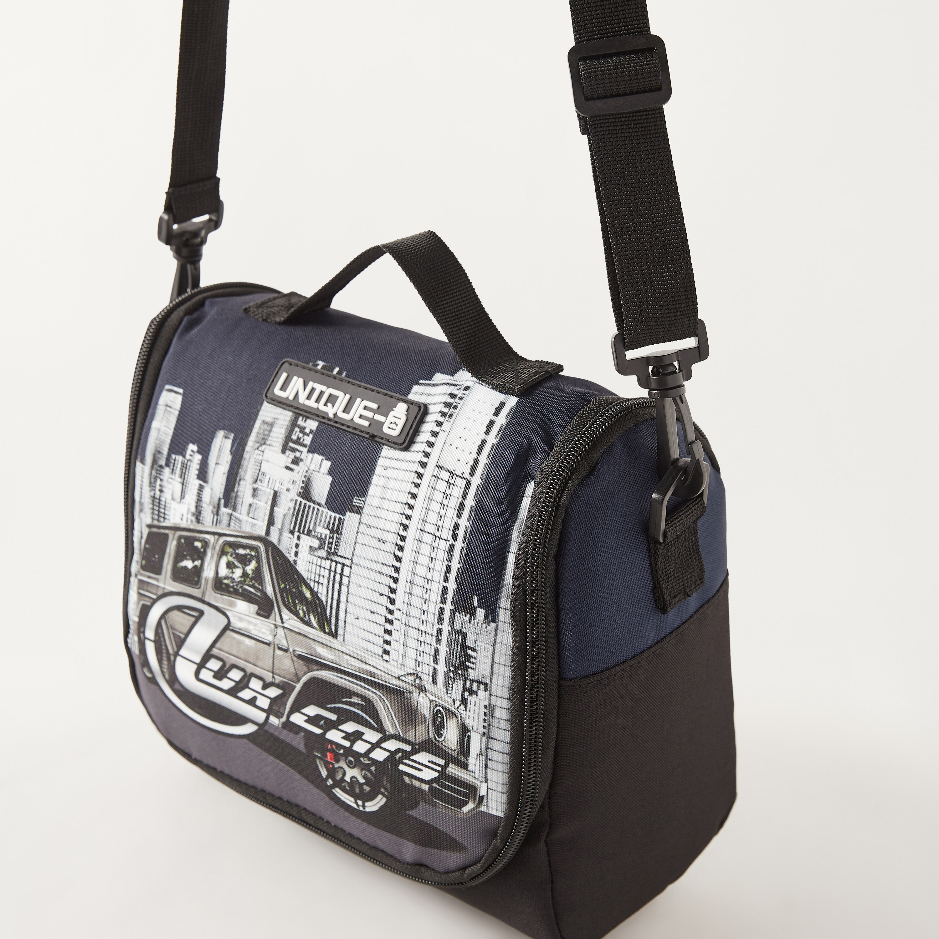شنطة غداء بحمالات قابلة للتعديل وسحاب إغلاق بطبعات سيارة من يونيك - 1-school-lunchessentials-lunchbags-image-3