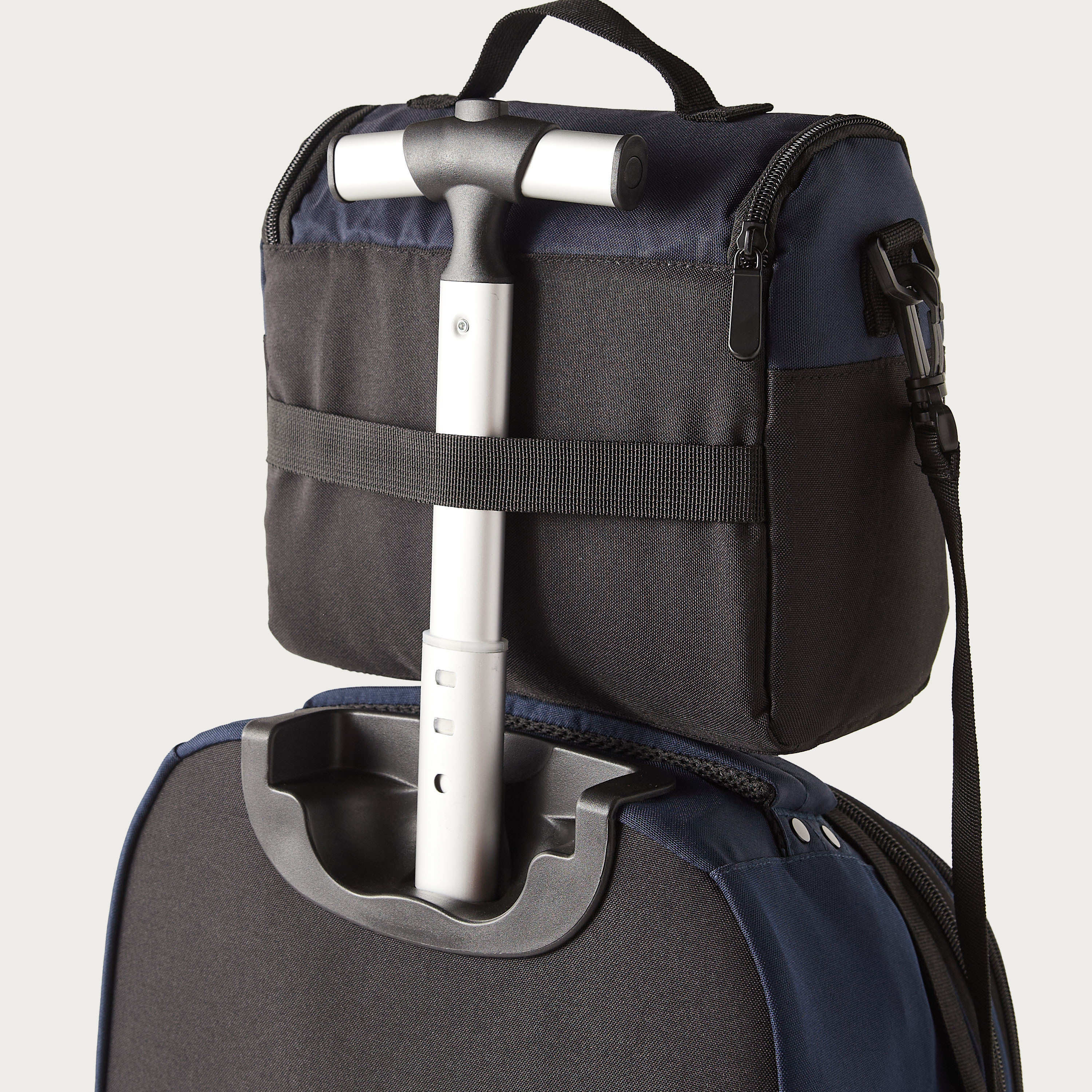 شنطة غداء بحمالات قابلة للتعديل وسحاب إغلاق بطبعات سيارة من يونيك - 1-school-lunchessentials-lunchbags-image-5
