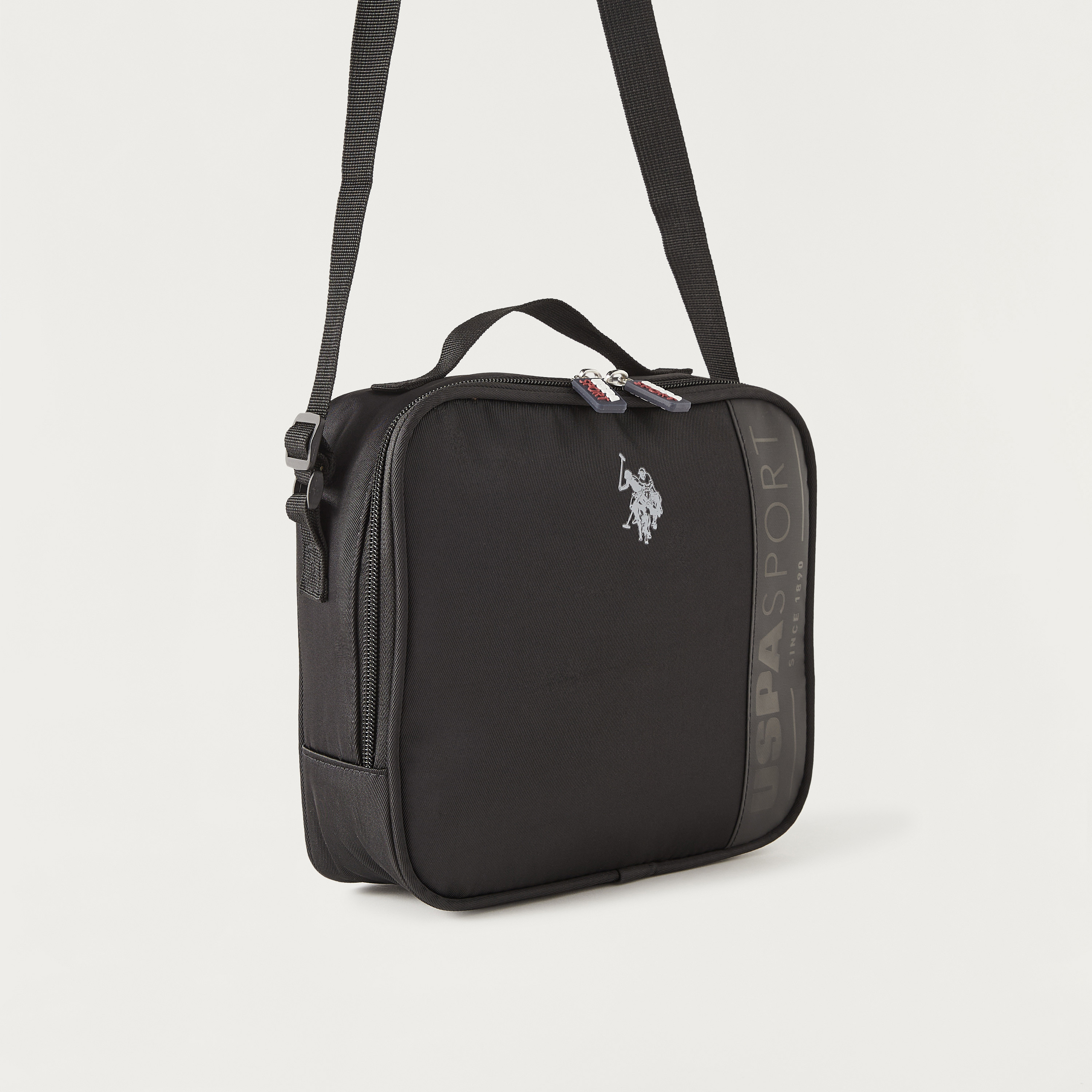 شنطة غداء بحزام قابل للتعديل وسحاب إغلاق وطبعات شعار من يو إس بولو أسن-school-lunchessentials-lunchbags-image-2