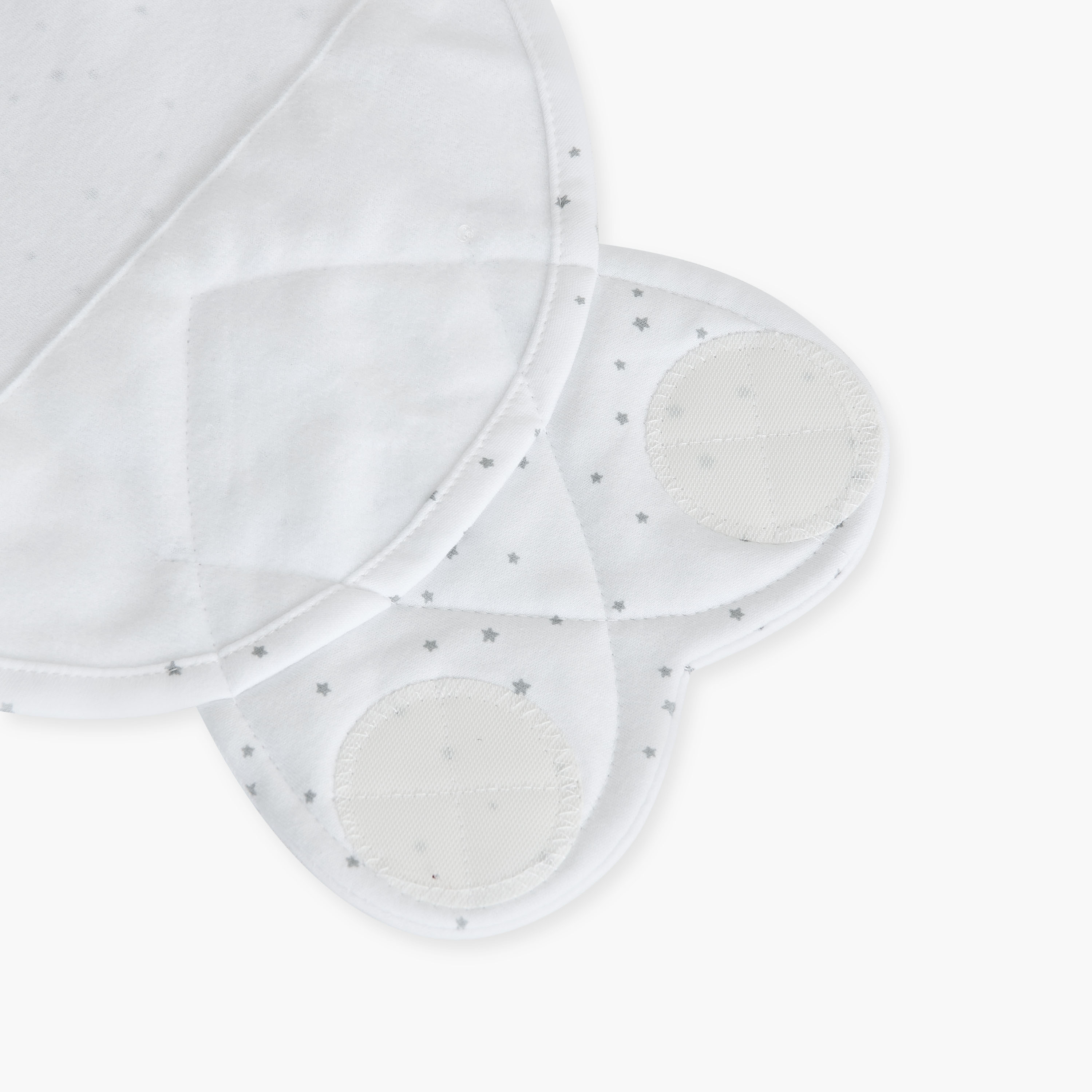 قماط بطبعات نجوم ونقاط من جونيورز-baby-nursery-blanketsandswaddles-swaddlesandsleepingbags-image-5