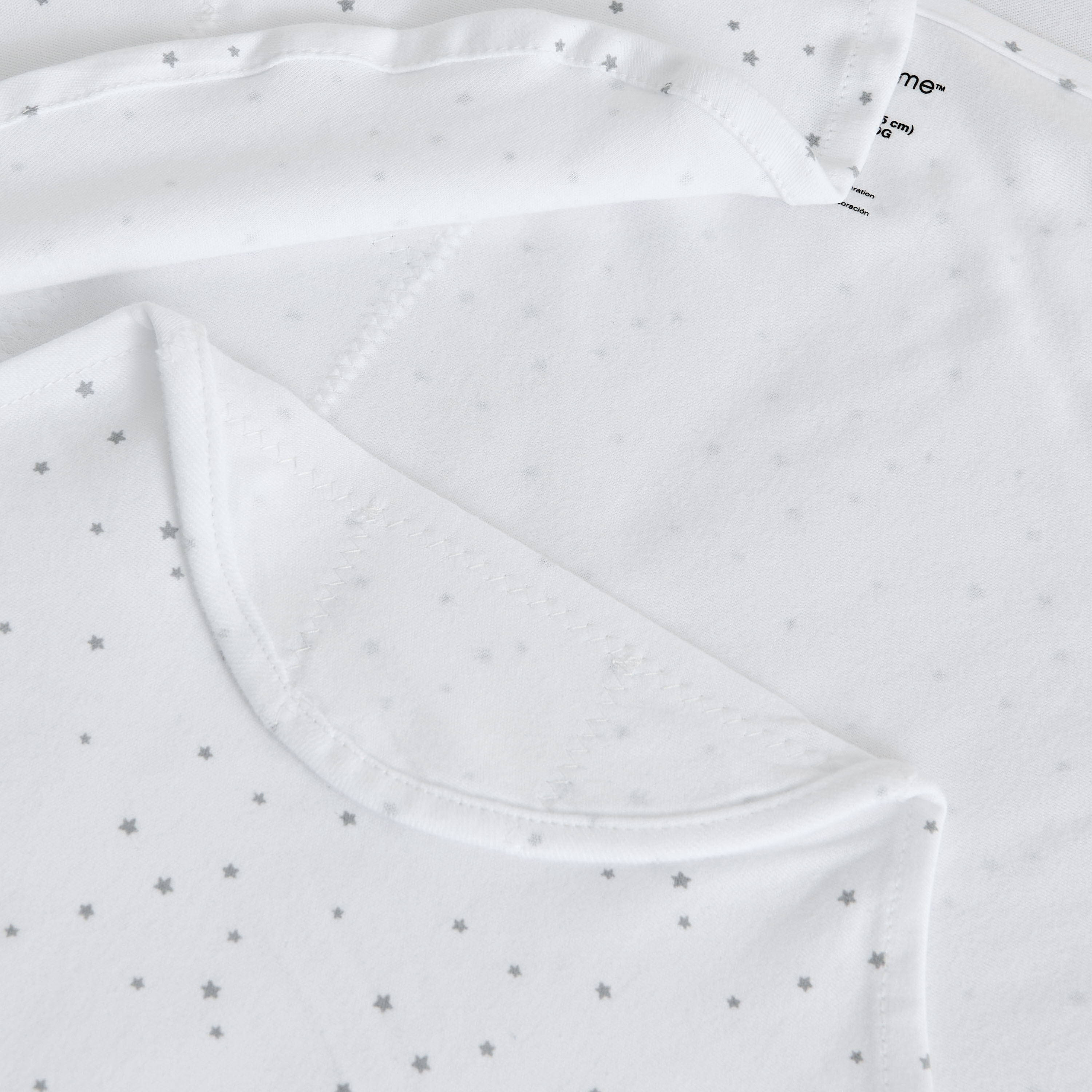 قماط بطبعات نجوم ونقاط من جونيورز-baby-nursery-blanketsandswaddles-swaddlesandsleepingbags-image-6