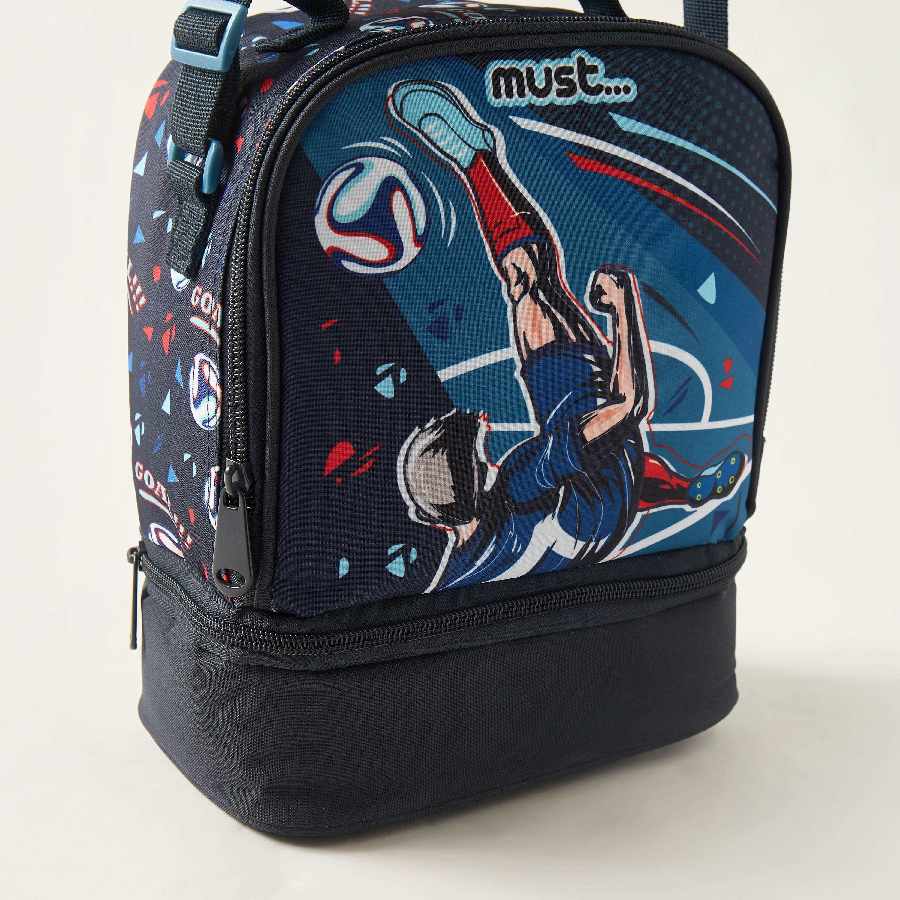 شنطة غداء قسمين بحزام قابل للتعديل وطبعات كرة قدم من ماست-school-lunchessentials-lunchbags-image-3