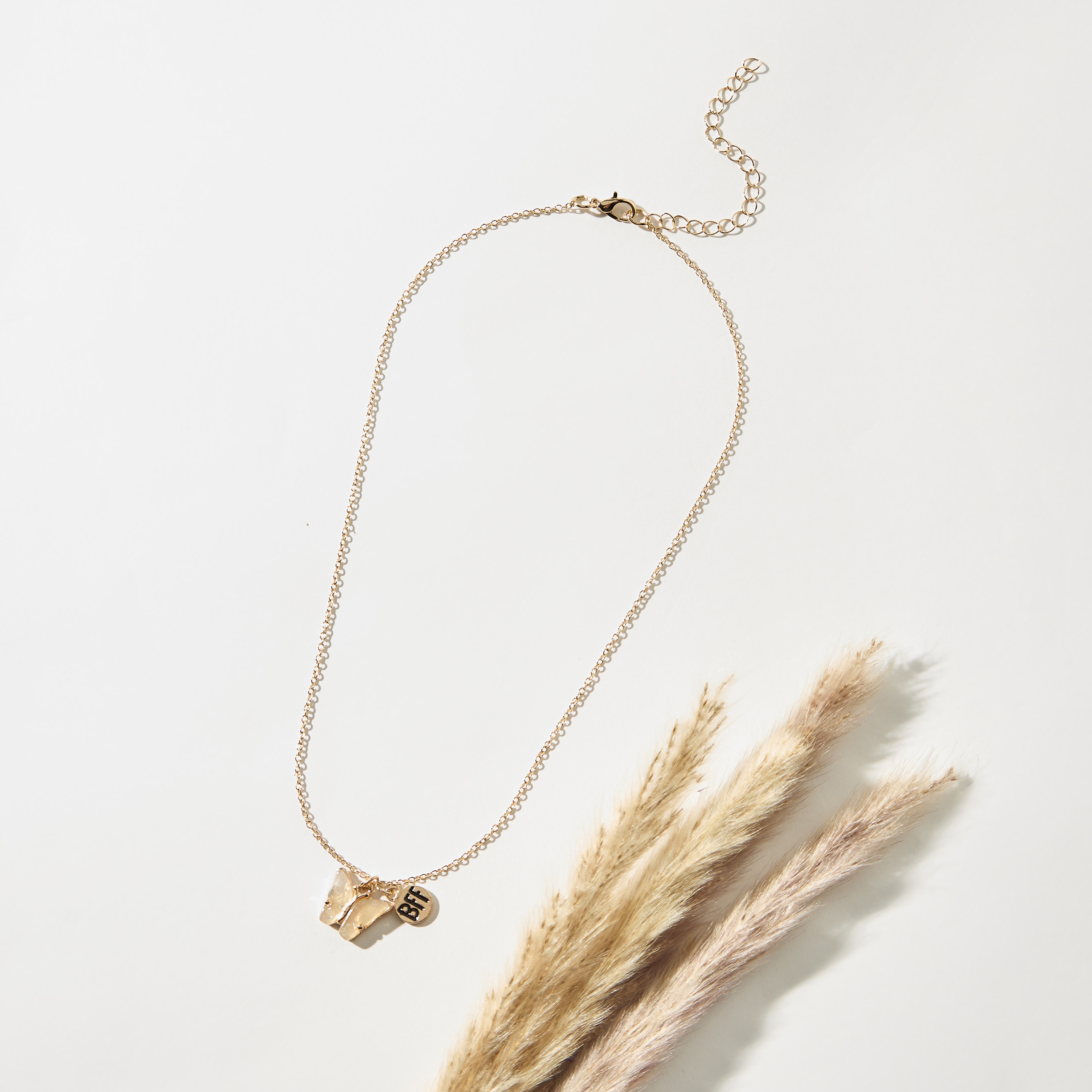 عقد مزيّن باللؤلؤ بمشبك إغلاق-women-watchesandjewellery-jewellery-necklacesandpendants-image-1