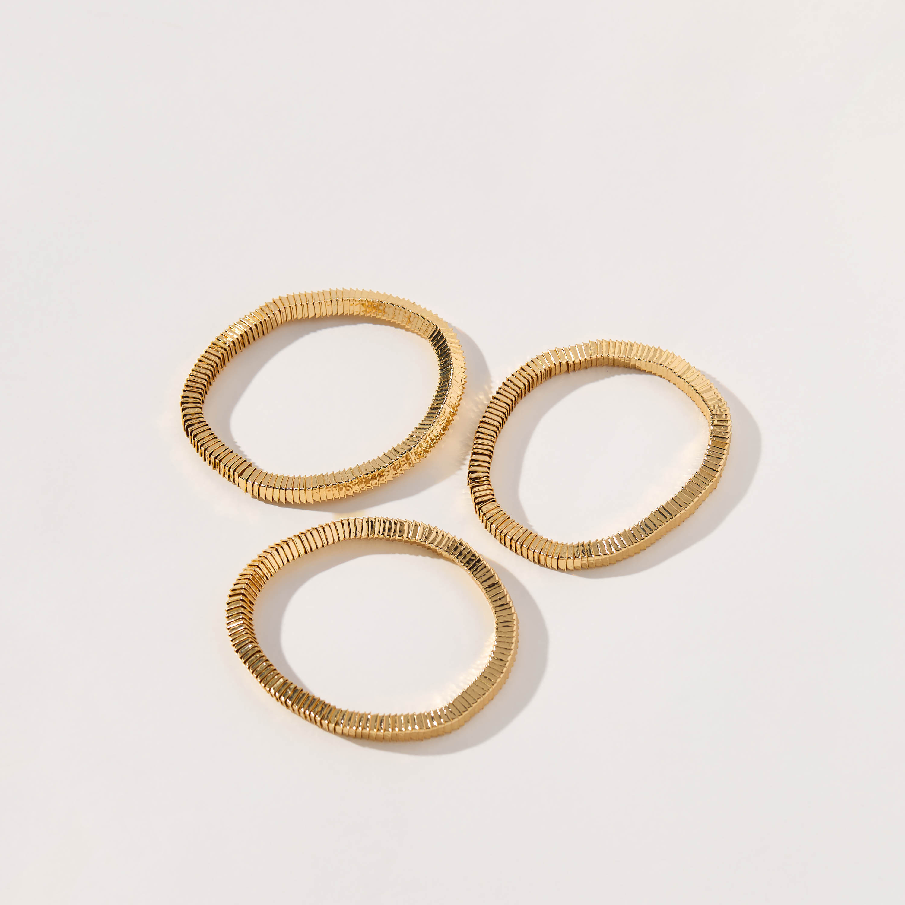 أساور ميتاليك بارزة الملمس - طقم من 3 قطع-women-watchesandjewellery-jewellery-banglesandbracelets-image-2