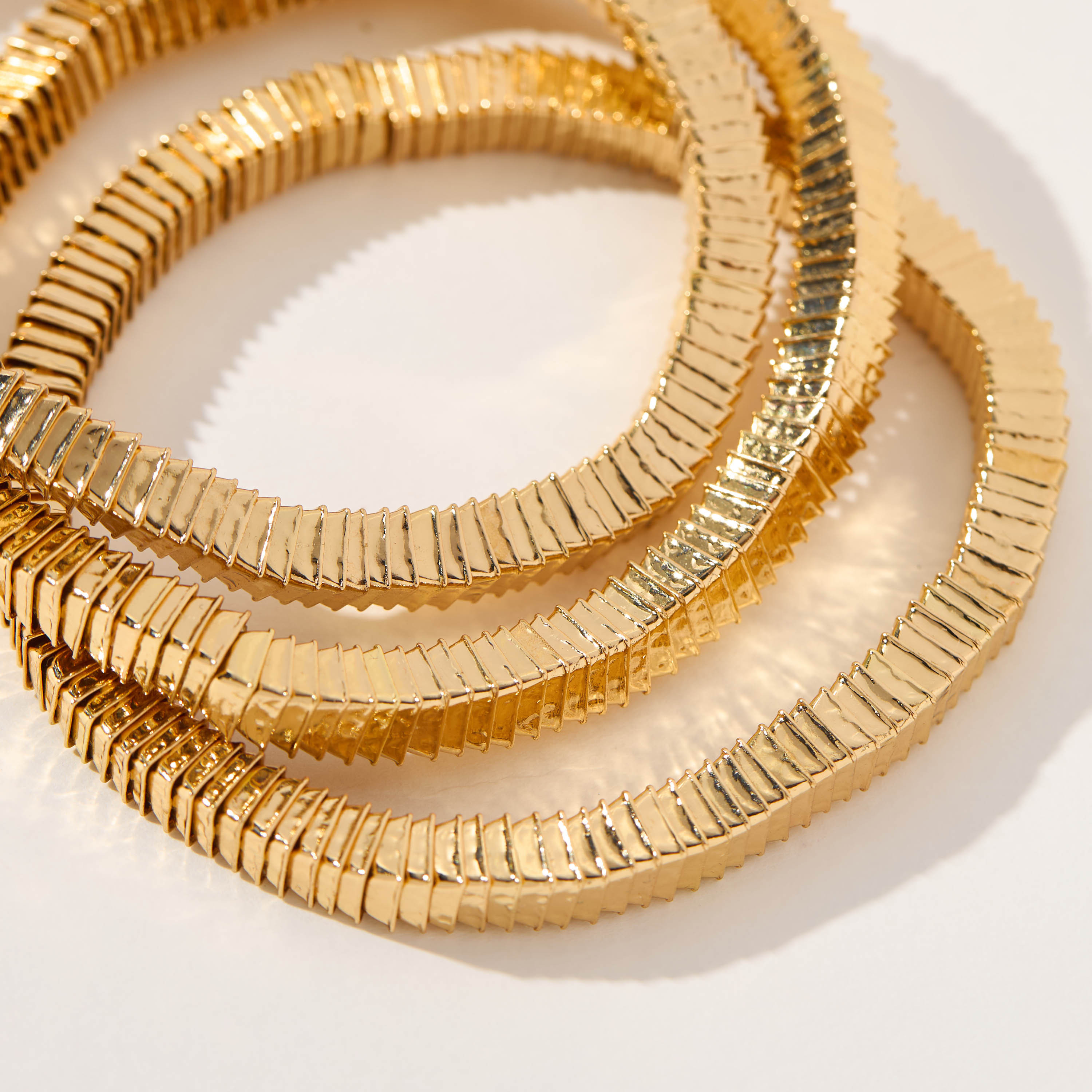 أساور ميتاليك بارزة الملمس - طقم من 3 قطع-women-watchesandjewellery-jewellery-banglesandbracelets-image-3