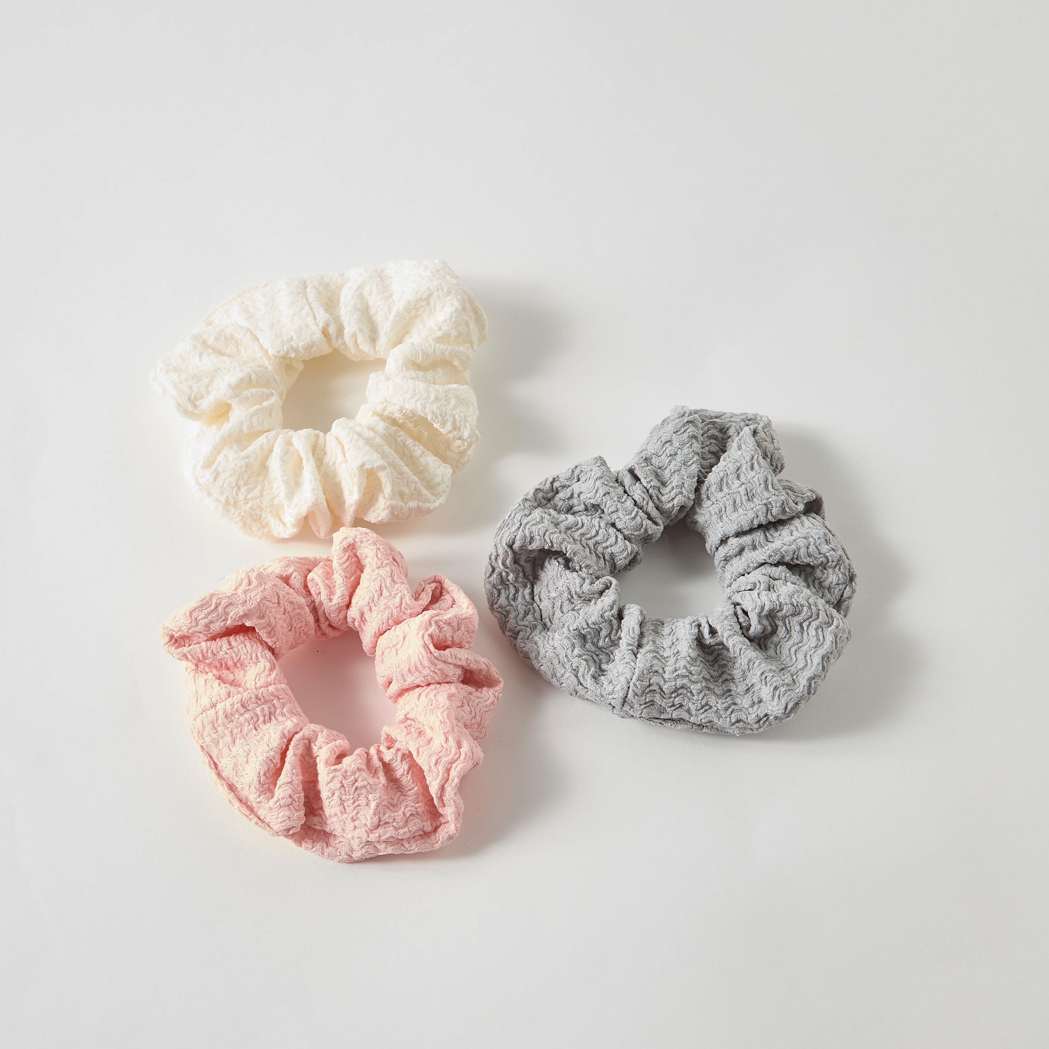 ربطات شعر بارزة الملمس - طقم 3 قطع-women-hairaccessories-scrunchies-image-2