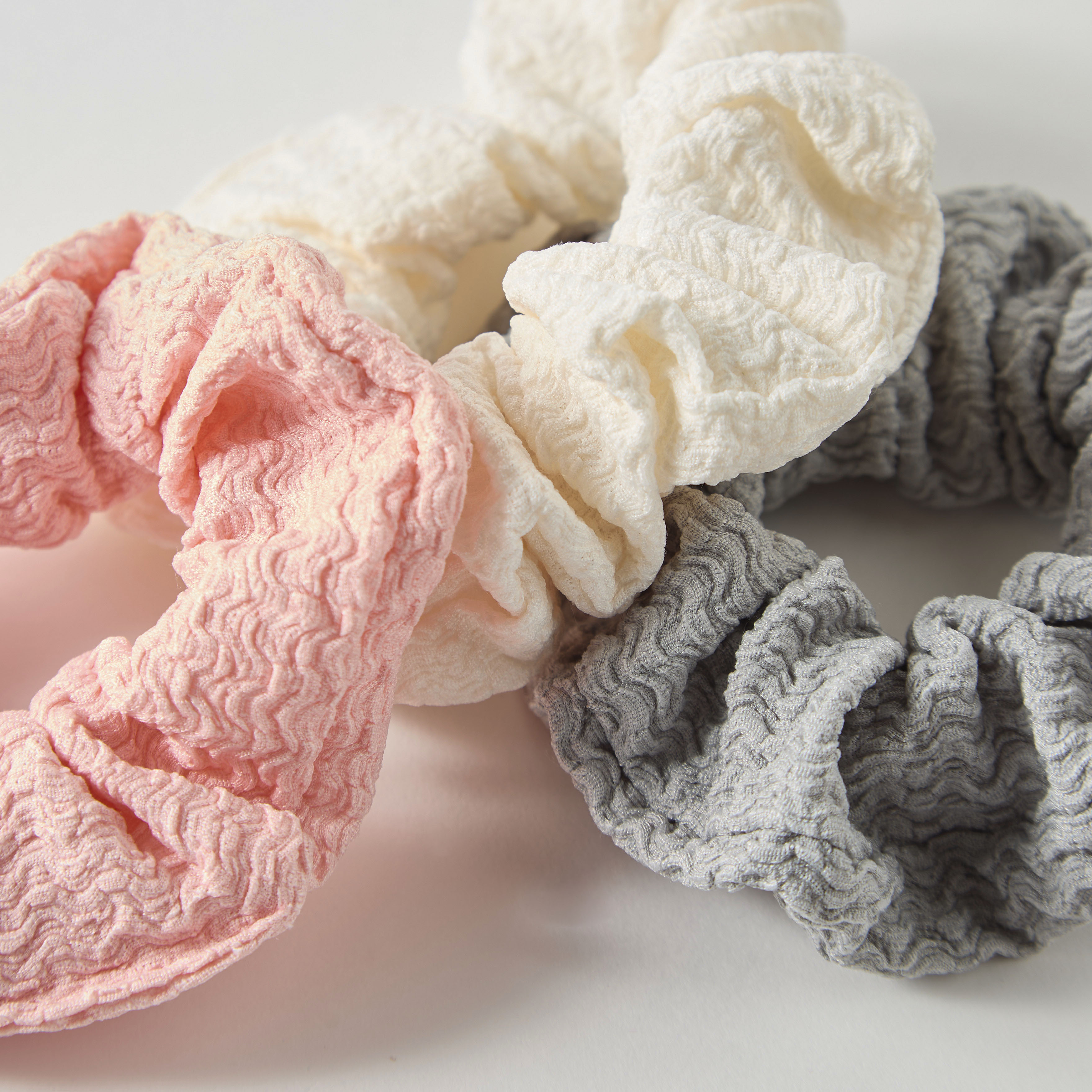 ربطات شعر بارزة الملمس - طقم 3 قطع-women-hairaccessories-scrunchies-image-3