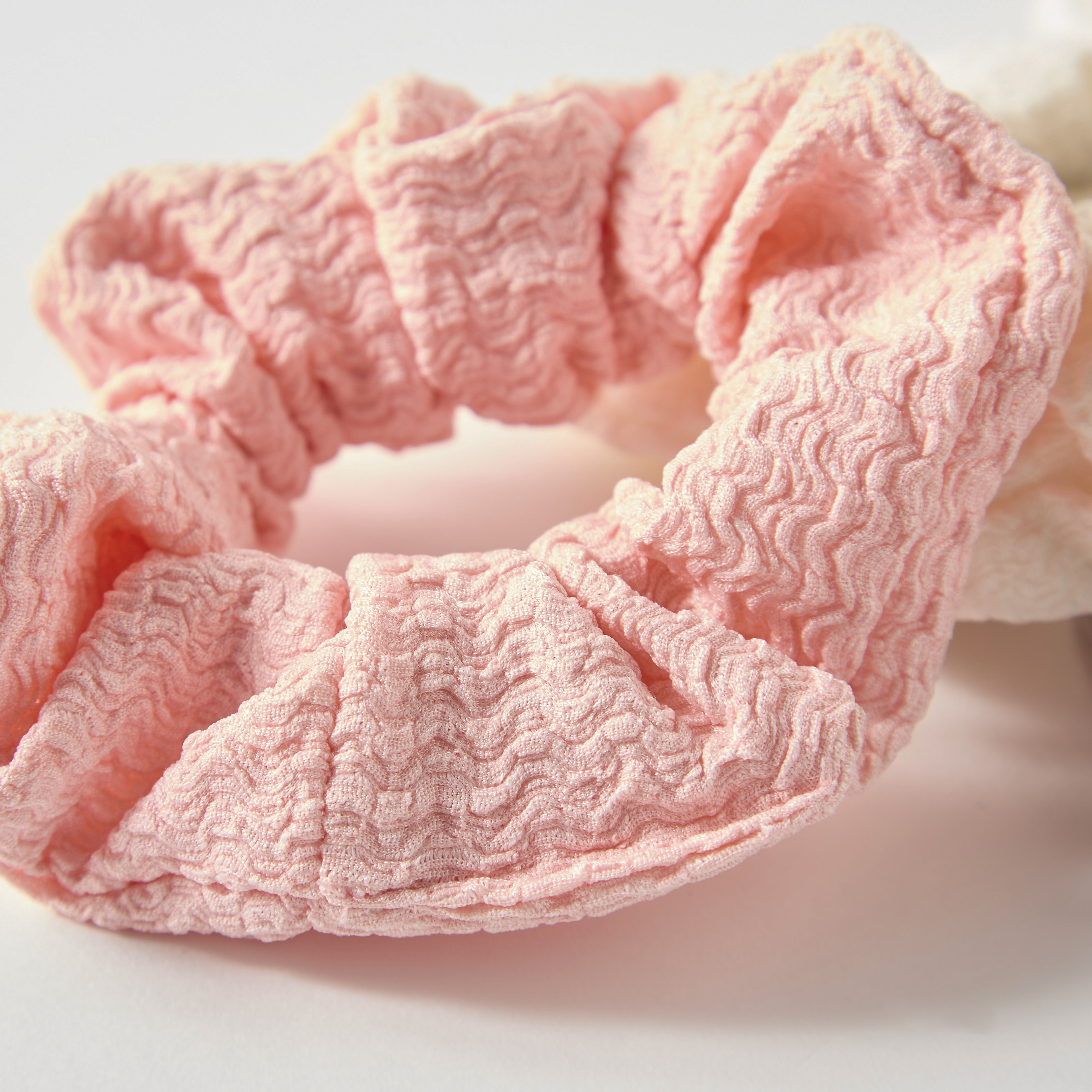 ربطات شعر بارزة الملمس - طقم 3 قطع-women-hairaccessories-scrunchies-image-4