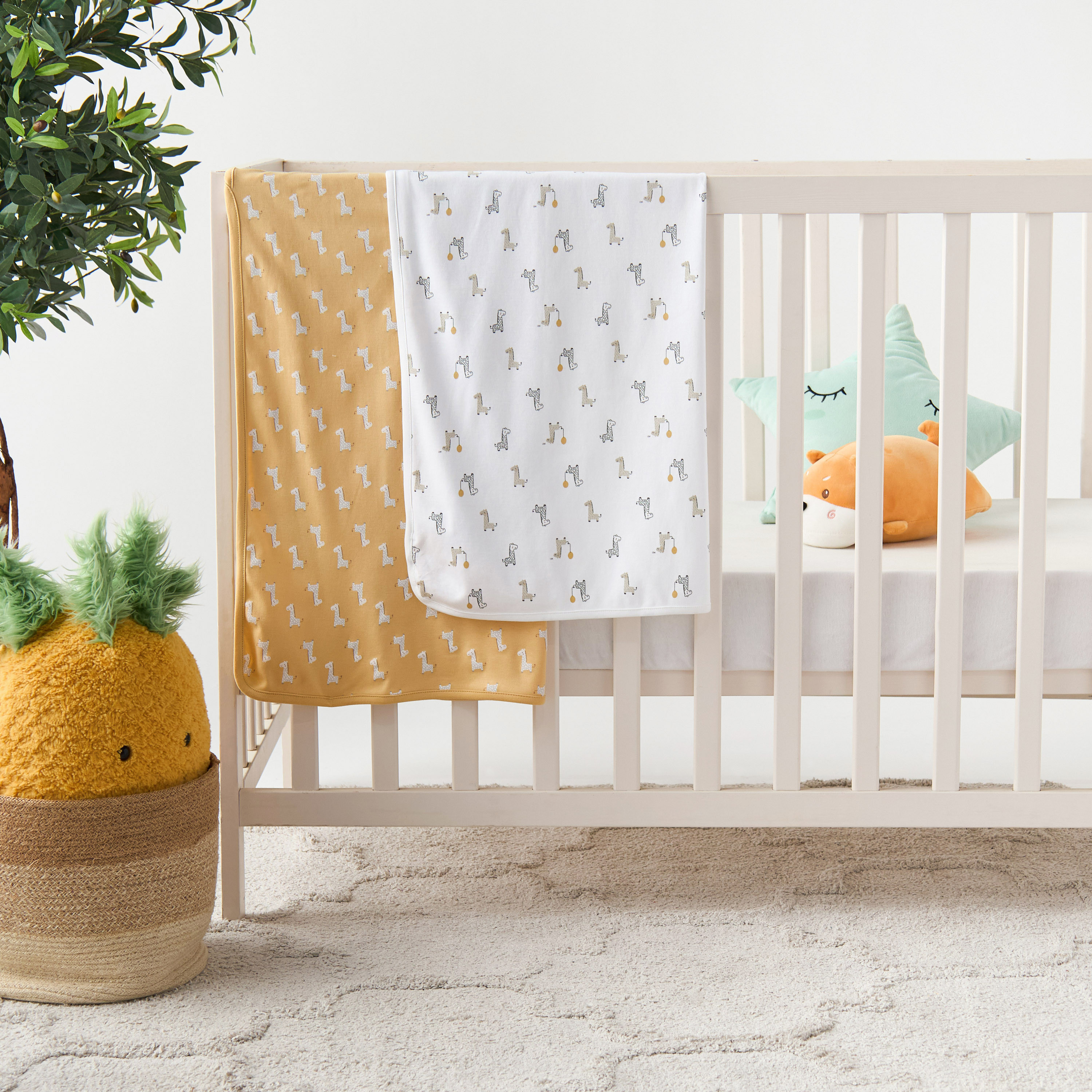 طقم بطانية لحديثي الولادة بطبعات زرافة قطعتين من جونيورز-  70x70 سم-baby-nursery-blanketsandswaddles-receivingblankets-image-1