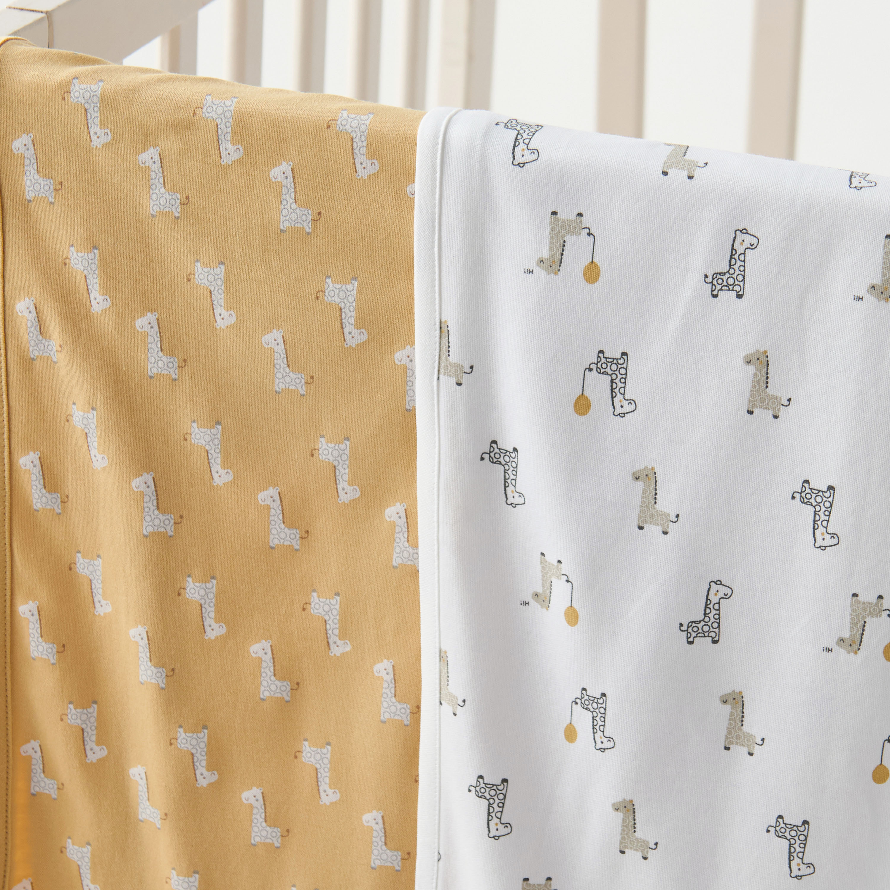 طقم بطانية لحديثي الولادة بطبعات زرافة قطعتين من جونيورز-  70x70 سم-baby-nursery-blanketsandswaddles-receivingblankets-image-2