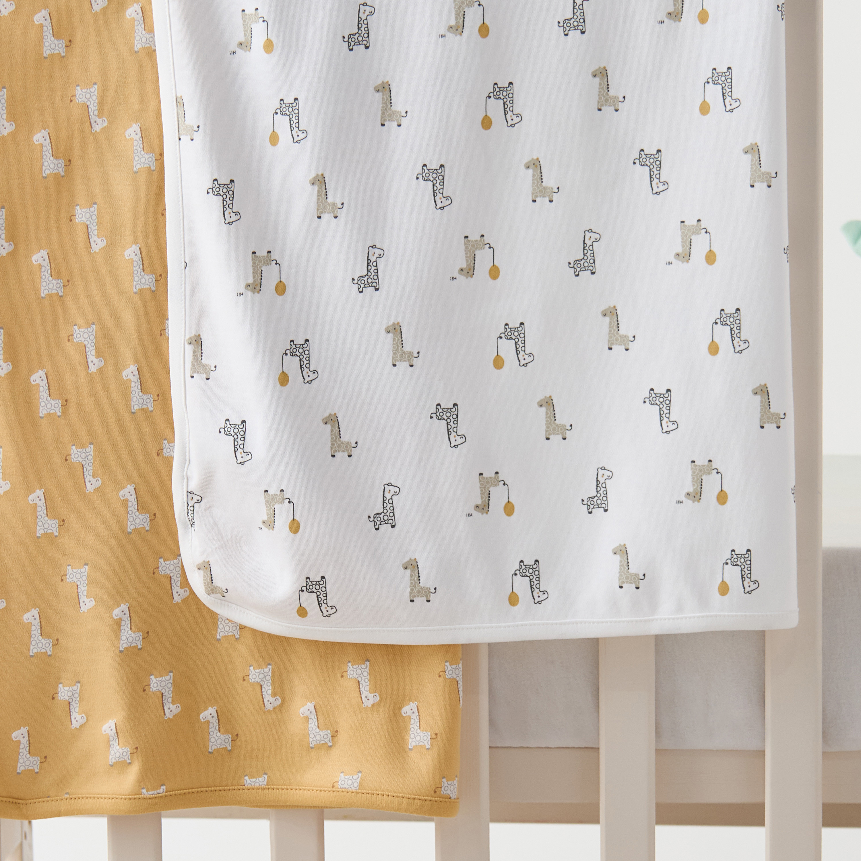 طقم بطانية لحديثي الولادة بطبعات زرافة قطعتين من جونيورز-  70x70 سم-baby-nursery-blanketsandswaddles-receivingblankets-image-3