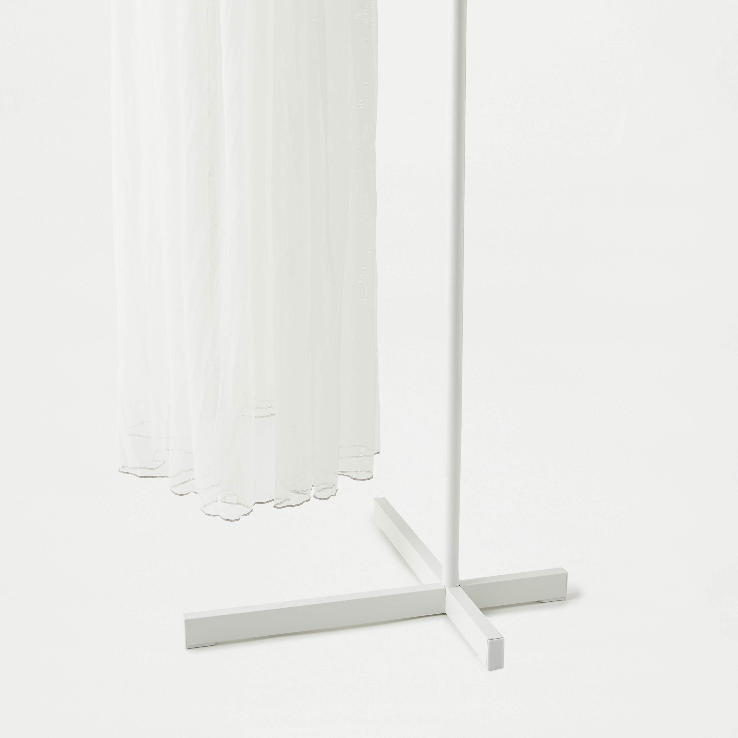 شبكة مظلة بحواف حريرية من جونيورز-baby-nursery-furniture-cribsandbeds-cribaccessories-image-1