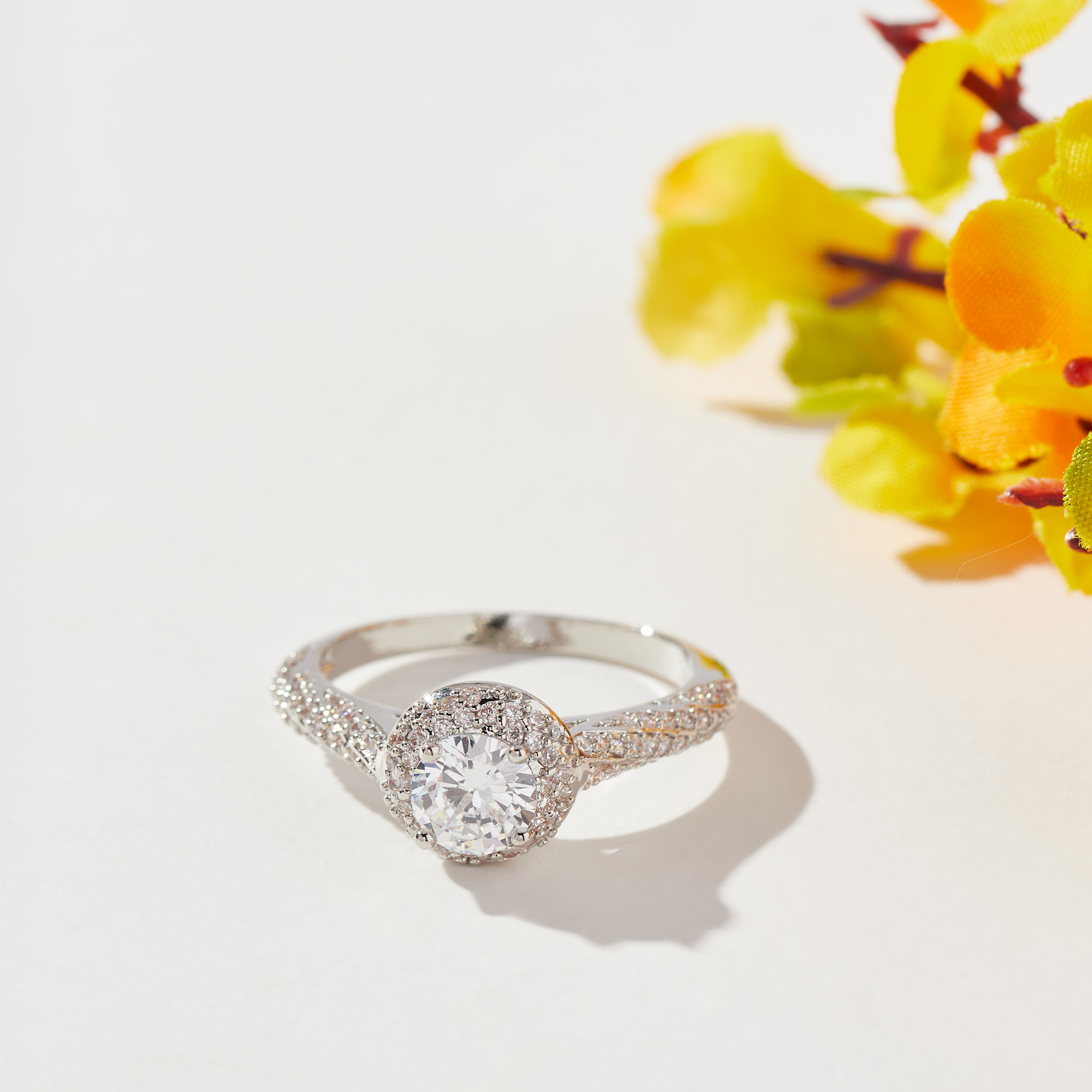 خاتم مزيّن بزهرة ومكعب زركونيا - صغير - متوسط-women-watchesandjewellery-jewellery-rings-image-1
