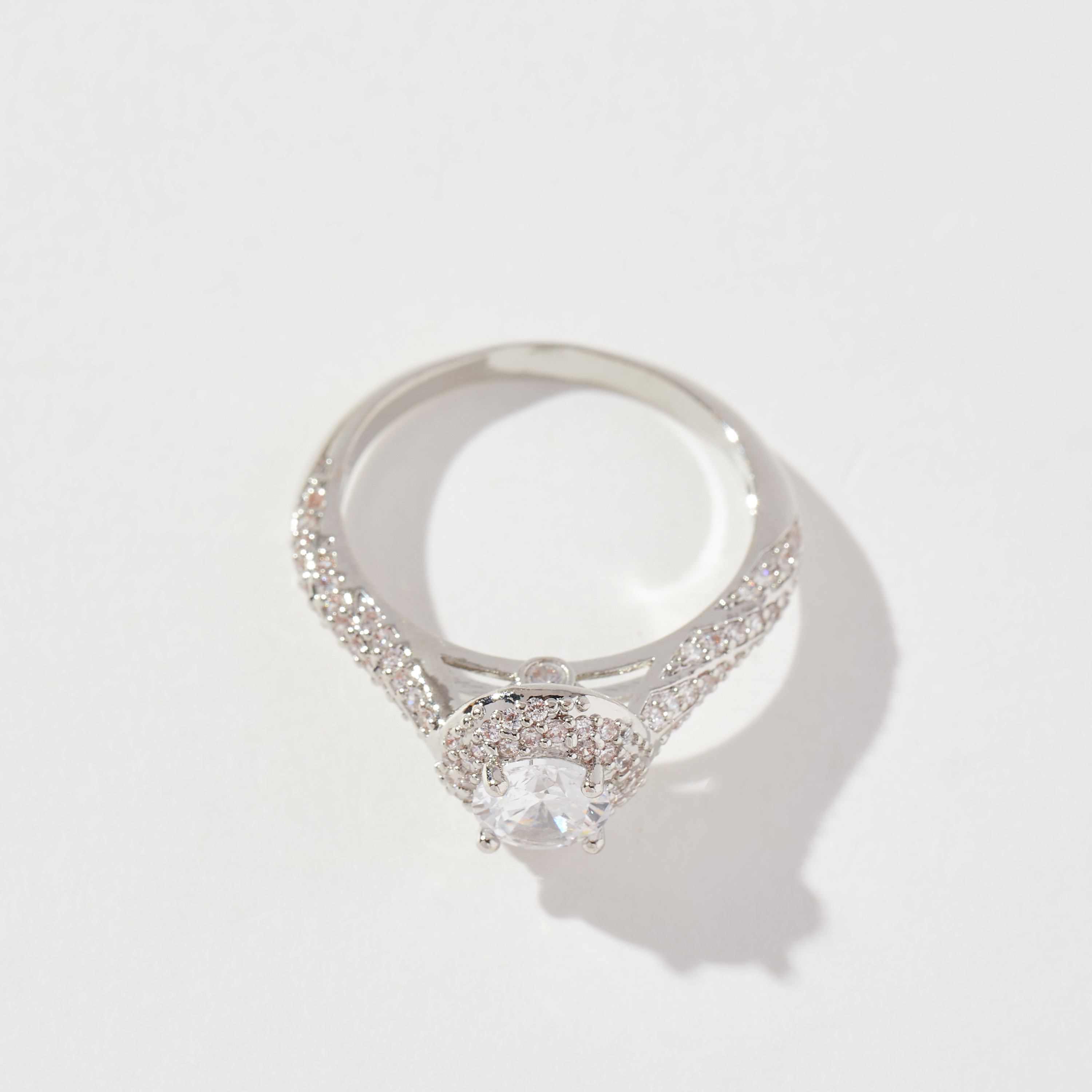 خاتم مزيّن بزهرة ومكعب زركونيا - صغير - متوسط-women-watchesandjewellery-jewellery-rings-image-2
