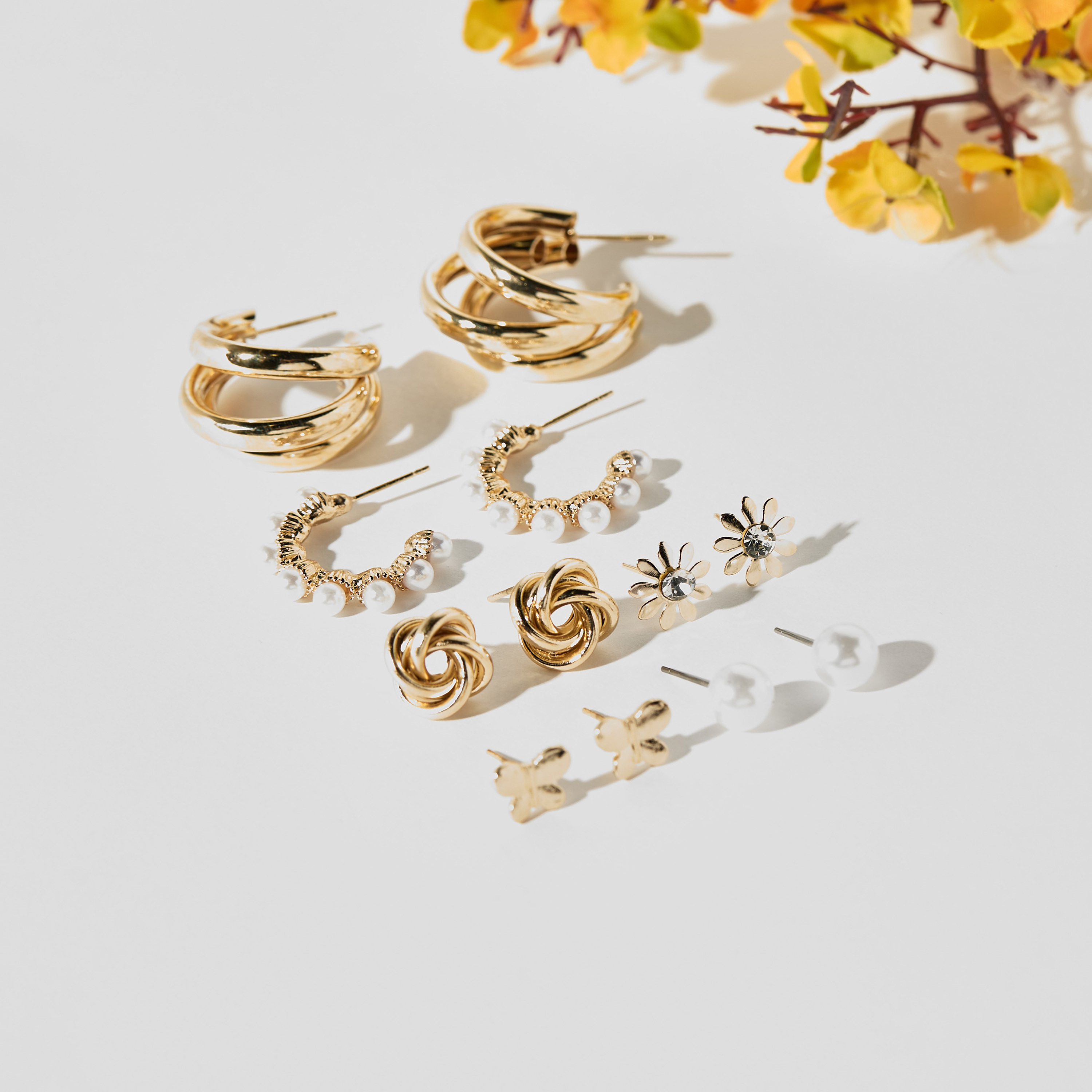 حلقان مرصّعة بمكبس إغلاق خلفي - طقم من 6-women-watchesandjewellery-jewellery-earrings-image-1