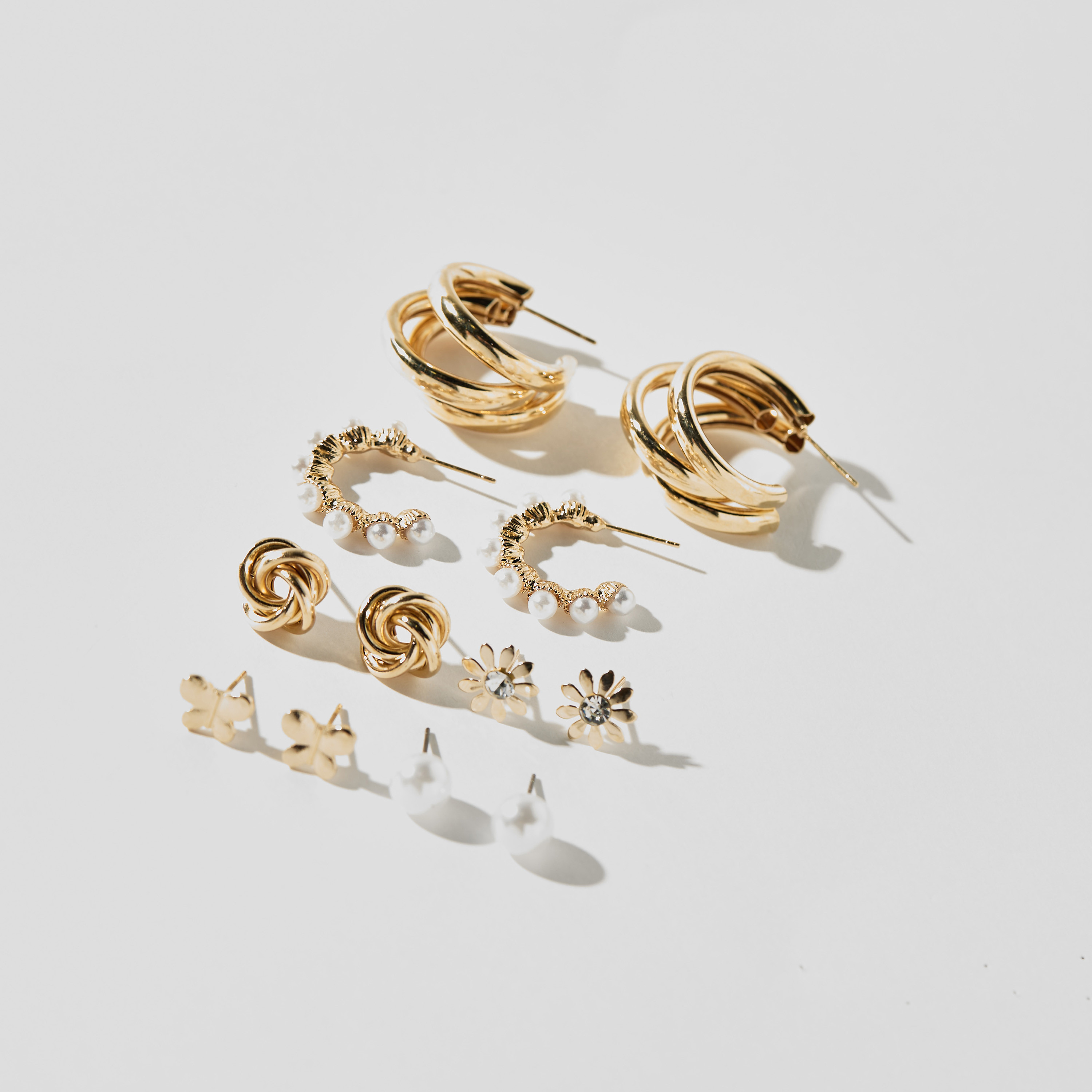 حلقان مرصّعة بمكبس إغلاق خلفي - طقم من 6-women-watchesandjewellery-jewellery-earrings-image-2