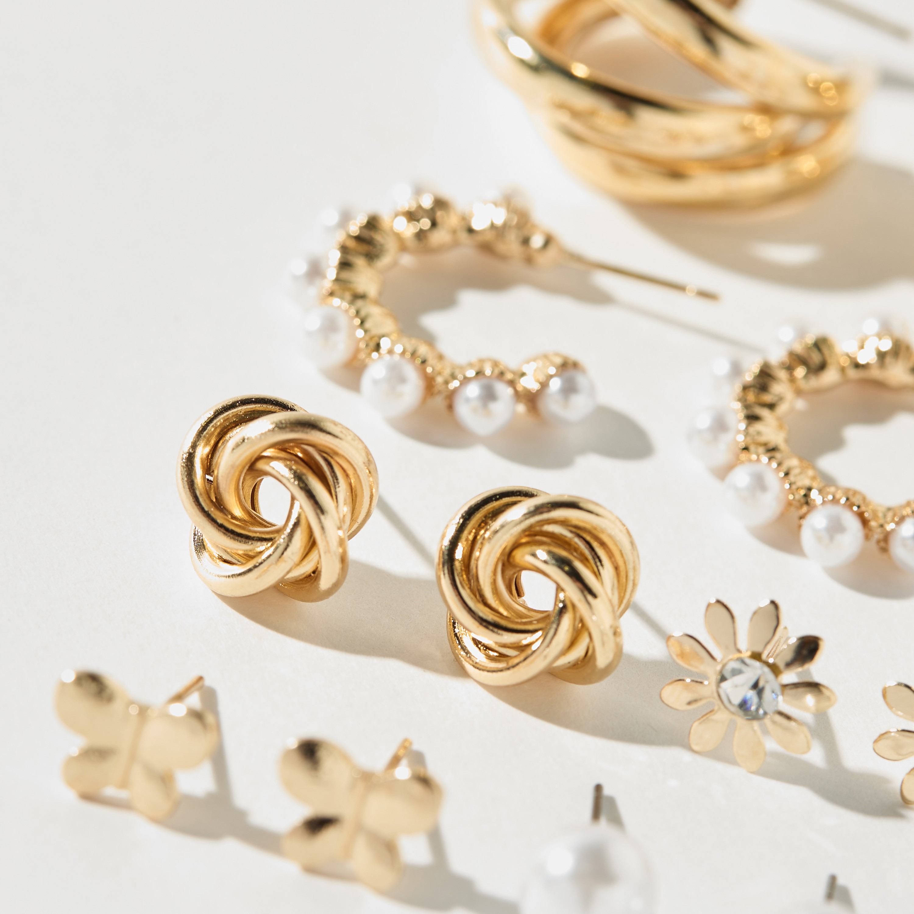 حلقان مرصّعة بمكبس إغلاق خلفي - طقم من 6-women-watchesandjewellery-jewellery-earrings-image-3